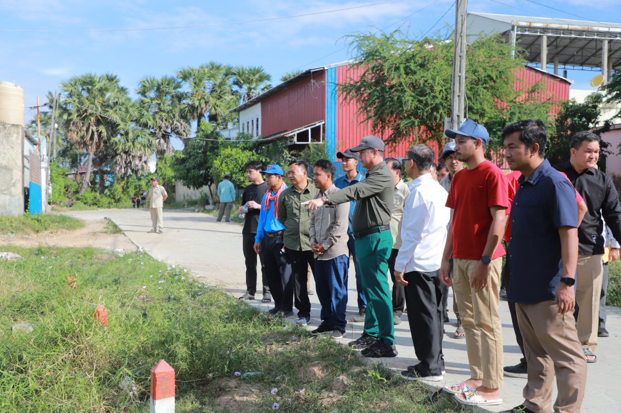 ឯកឧត្តមអភិបាលខេត្តកណ្តាល ដឹកនាំមន្ត្រីជំនាញចុះពិនិត្យការស្តារប្រឡាយរំដោះទឹកខ្សែទី៣ នៅភូមិព្រែករាំង សង្កាត់កំពង់សំណាញ់ ក្រុងតាខ្មៅ