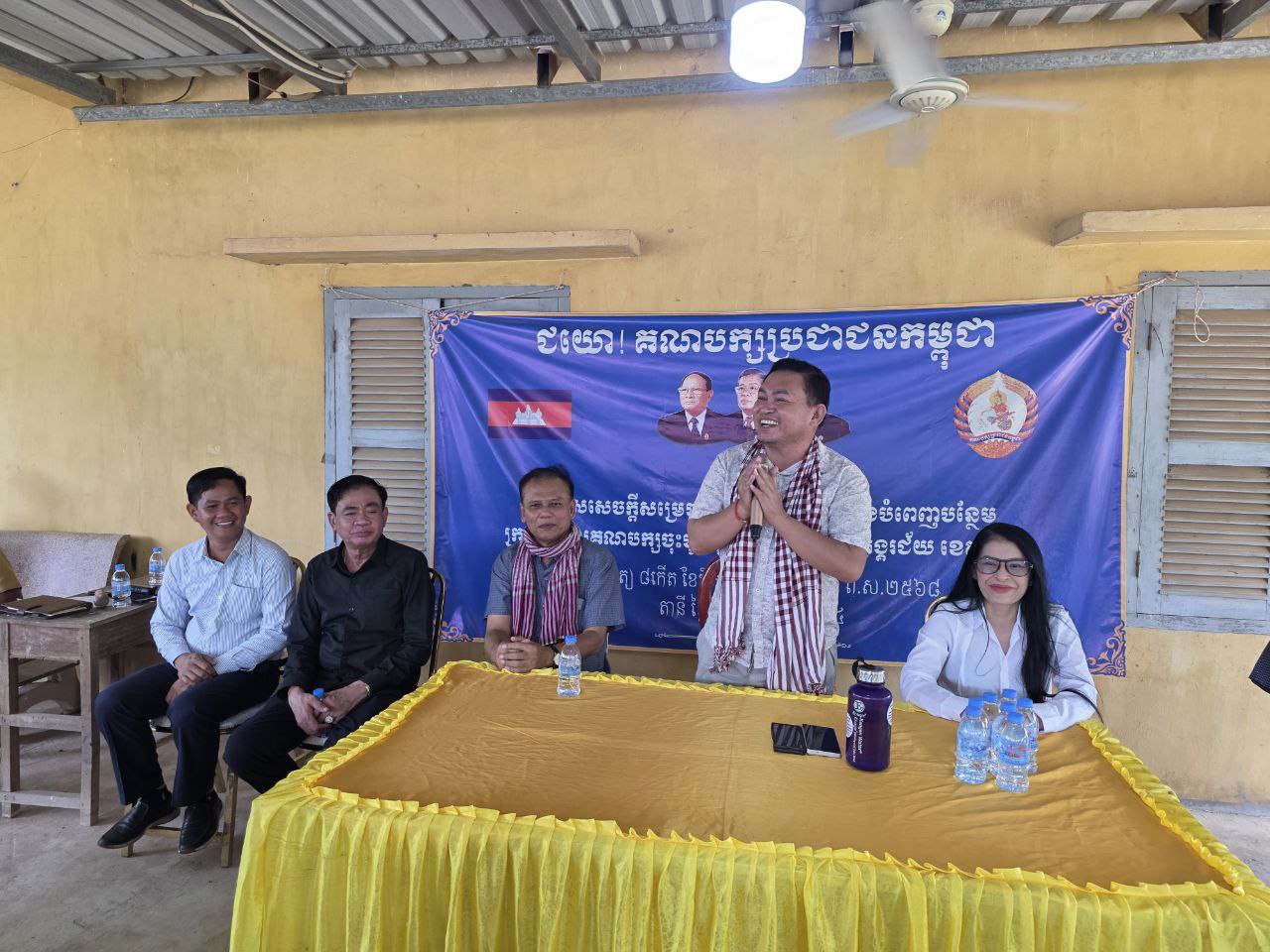 ទីប្រឹក្សាសម្តេចតេជោ អញ្ជើញទទួលយកអតីតសកម្មជនគាំទ្រគណបក្សប្រឆាំងនានា ដែលស្ម័គ្រចិត្តចូលមករួមរស់ជីវភាពនយោបាយជាមួយគណបក្សប្រជាជនកម្ពុជា នៅឃុំតានី ស្រុកអង្គរជ័យ ខេត្តកំពត