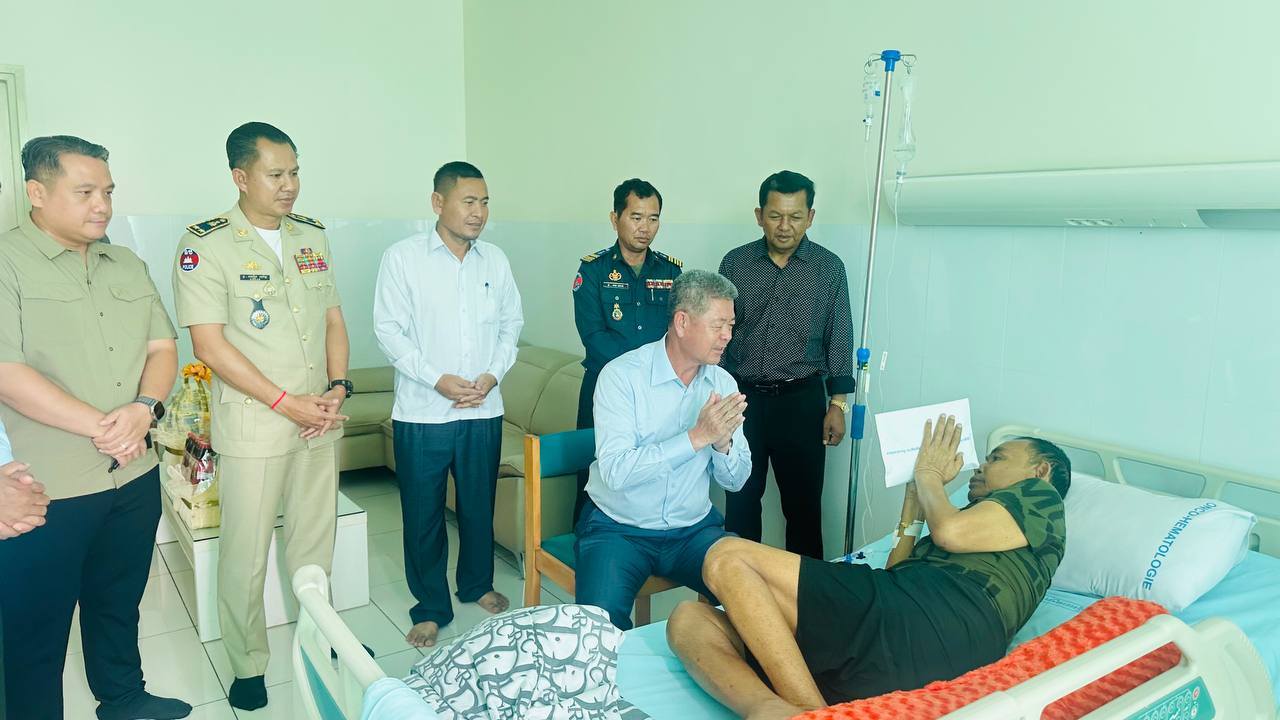 ឯកឧត្តម គួច ចំរើន អភិបាលខេត្តកណ្ដាល ដឹកនាំមន្ត្រីរាជការ កងកម្លាំងទាំងបី អញ្ជើញសួរសុខទុក្ខ ឯកឧត្តមឧត្តមសេនីយ៍ទោ ឈុំ ខេង មេបញ្ជាការកងពលតូចអន្តរាគមន៍លេខ៦