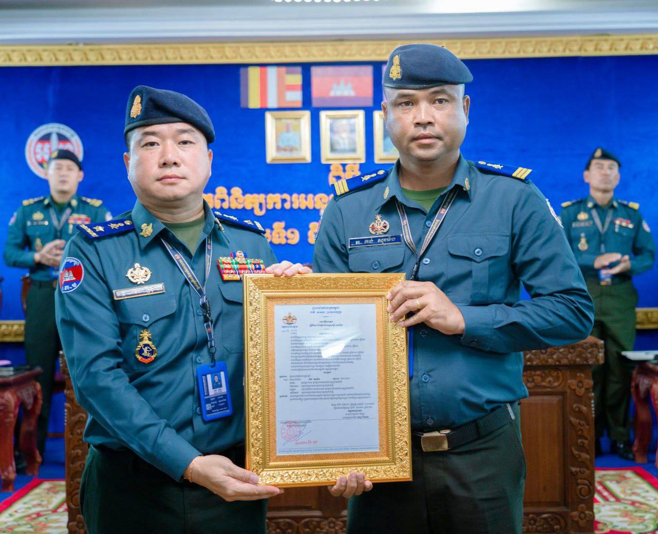 លោកឧត្ដមសេនីយ៍ត្រី ម៉េង ស្រ៊ុន បានអញ្ជើញជាអធិបតីក្នុងពិធីប្រកាសមុខតំណែង ផ្ទេរភារកិច្ច និងបំពាក់ឋានន្តរស័ក្តិ ជូនយោធិន នៃកងរាជអាវុធហត្ថខេត្តកំពង់ស្ពឺ…