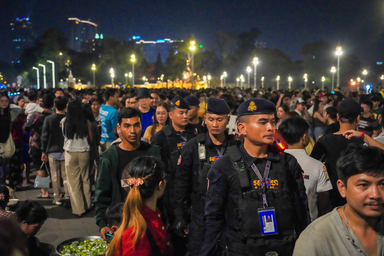 កម្លាំងកងរាជអាវុធហត្ថរាជធានីភ្នំពេញ ចូលរួមល្បាត ការពារ​សន្តិសុខ​ សុវត្ថិភាព​ រក្សាសណ្ដាប់​ធ្នាប់​ និងសង្គ្រោះបន្ទាន់ ​ជូន​បងប្អូន​ប្រជាពលរដ្ឋ​ ធ្វើដំណើរកំសាន្ត នៅតាមដងផ្លូវថ្មើរជើង (Walk Street)