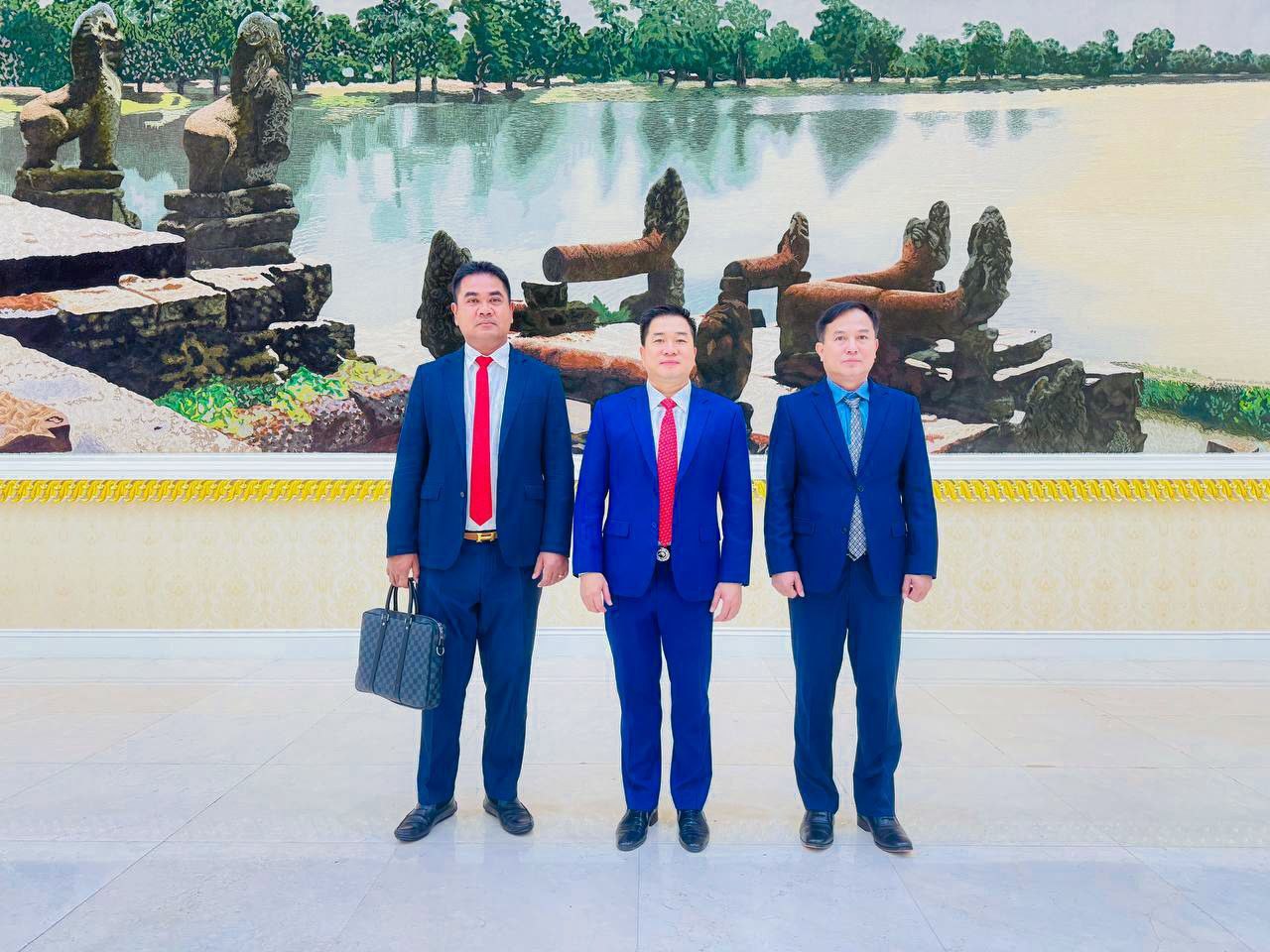 លោកឧត្តមសេនីយ៍ត្រី ម៉េង ស្រ៊ុន មេបញ្ជាការ កងរាជអាវុធហត្ថខេត្តកំពង់ស្ពឺ​ បានអញ្ជើញចូលរួមក្នុងកិច្ចប្រជុំក្រុមការងារចំពោះកិច្ចគណៈកម្មការប្រយុទ្ធប្រឆាំងការឆបោកតាមប្រព័ន្ធបច្ចេកវិទ្យា​ ដើម្បីត្រួតពិនិត្យវឌ្ឍនភាព និងដាក់ទិសដៅការងារបន្ត