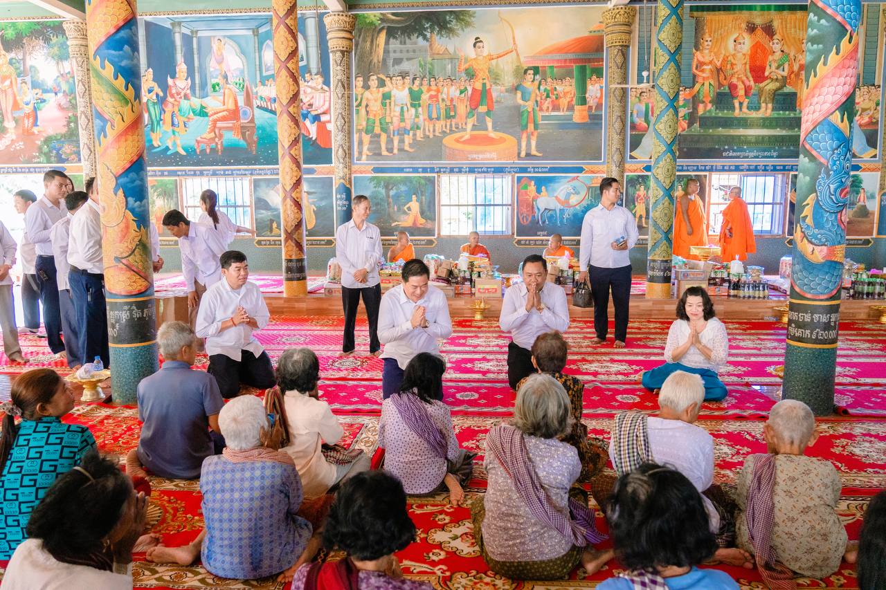 លោក ម៉េង ស្រ៊ុន អនុប្រធានក្រុមការងារគណបក្សប្រជាជនកម្ពុជាចុះជួយមូលដ្ឋានស្រុកថ្ពងនិងជាប្រធានក្រុមការងារគណបក្សប្រជាជនកម្ពុជាចុះជួយមូលដ្ឋានឃុំអមលាំង ព្រមទាំងក្រុមគ្រួសារ រួមនិងក្រុមការងារ បាននាំយកនូវ ទៀនព្រះវស្សា និងទេយ្យទៀន ប្រគេនព្រះសង្ឃចំនួន៦វត្ត