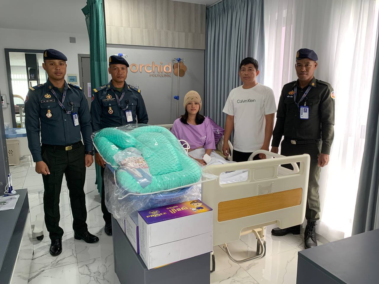 ក្រុមការងារអាវុធហត្ថរាជធានីភ្នំពេញ ប្រគល់អំណោយដល់សមាជិក ដែលមានប្រពន្ធទើបសម្រាលកូន!