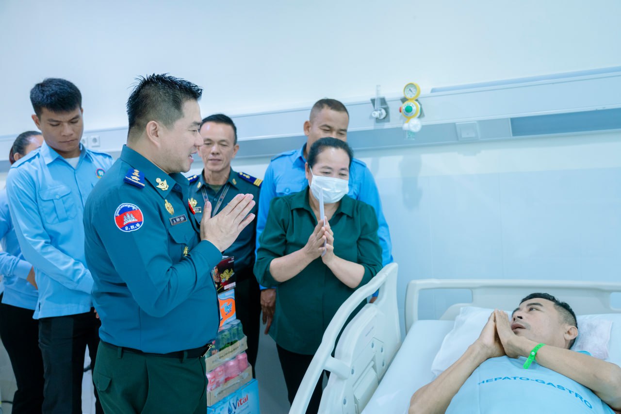 លោកឧត្តមសេនីយ៍ត្រី ម៉េង ស្រ៊ុន ដឹកនាំក្រុមការងារ ចុះសួរសុខទុក្ខ លោកវរសេនីយ៍ទោ ឌិន ផារិទ្ធ ប្រធានមន្ទីរស្រាវជ្រាវព័ត៌មានសន្តិសុខ នៃបញ្ជាការដ្ឋានកងរាជអាវុធហត្ថខេត្តកំពង់ស្ពឺ ដែលកំពុងសម្រាកព្យាបាលជំងឺនៅមន្ទីរពេទ្យ…