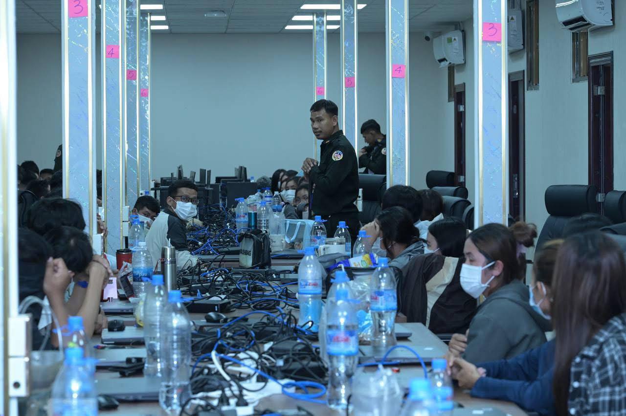 កម្លាំងគណៈបញ្ជាការឯកភាពខេត្តត្បូងឃ្មុំបង្ក្រាបទីតាំងឧក្រិដ្ឋកម្មអនឡាញនៅកាស៊ីណូ XAMAT ឃាត់ខ្លួនមនុស្ស៤៤៥នាក់