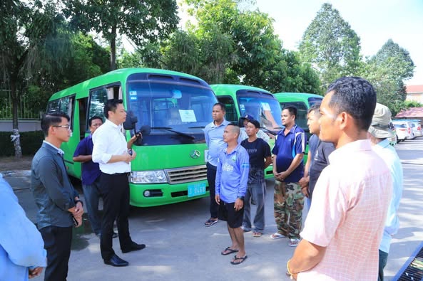 ក្រុមការងាររដ្ឋបាលខេត្តកណ្តាល បានចេញដំណើរទៅទទួលយកពលករដែលត្រលប់ពីប្រទេសថៃ មកភូមិឋាន នៃប្រទេសកម្ពុជាវិញ