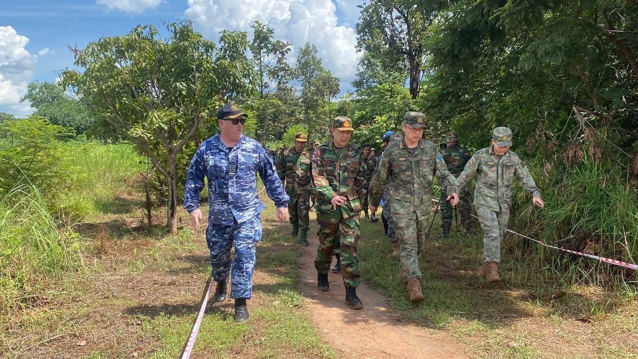 ក្រុមអនុព័ន្ធយោធាបរទេសចុះពិនិត្យស្ថានភាពជាក់ស្តែង និងទីតាំងស្នាក់នៅរបស់ជនភៀសសឹក ក្រោយកម្ពុជាចូលរួមអនុវត្តបទឈប់បាញ់យ៉ាងពេញលេញ