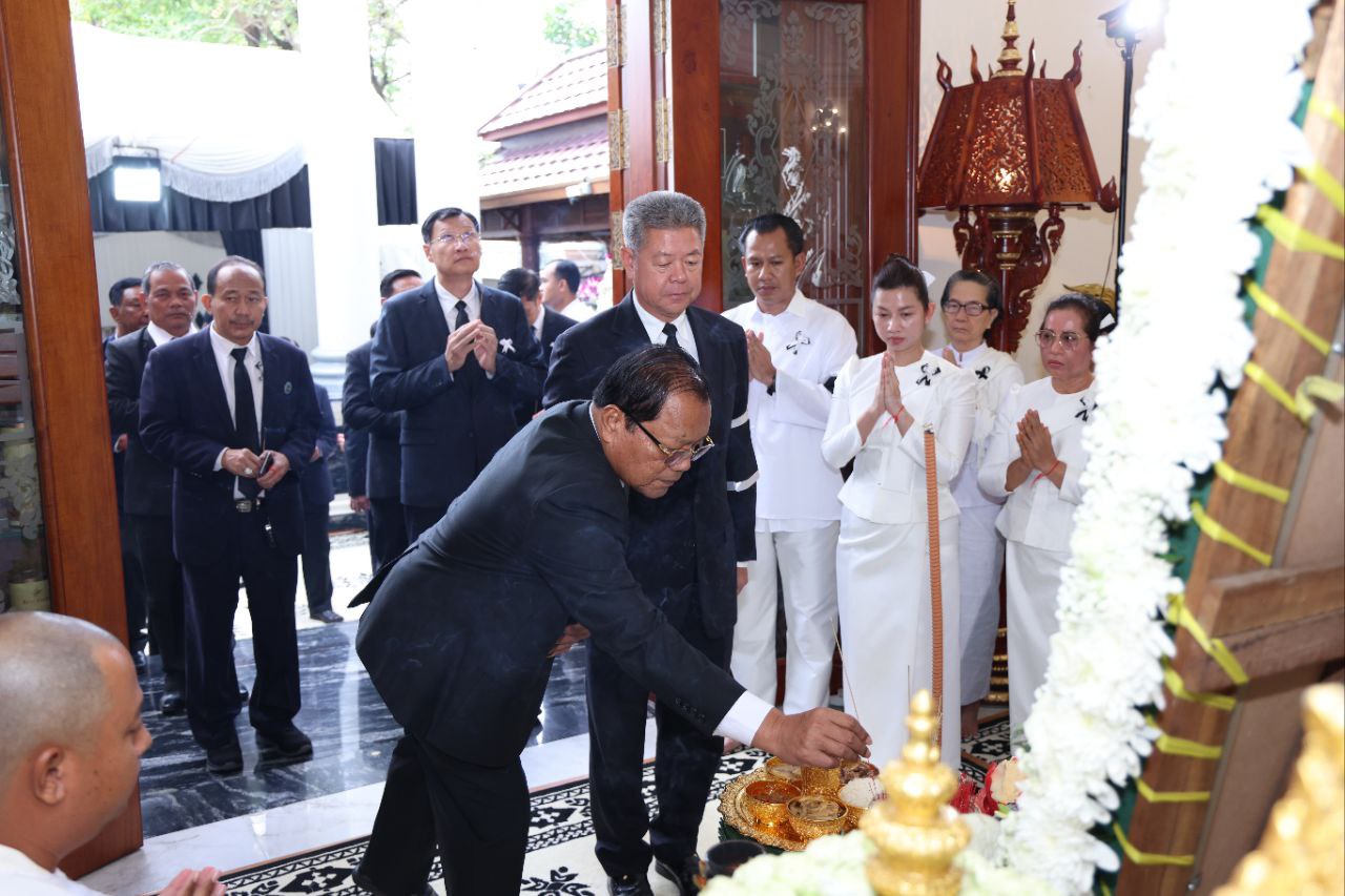 ឯកឧត្ដម នូ សាខន និង ឯកឧត្ដម គួច ចំរើន បានអញ្ជើញដឹកនាំមន្ត្រីនៃរដ្ឋបាលសាលាខេត្តកណ្ដាល គោរពវិញ្ញាណក្ខន្ធ មហាឧបាសិកាពុទ្ធសាសនូបត្ថម្ភក៍ ទិត នារី ដែលបានទទួលមរណភាព