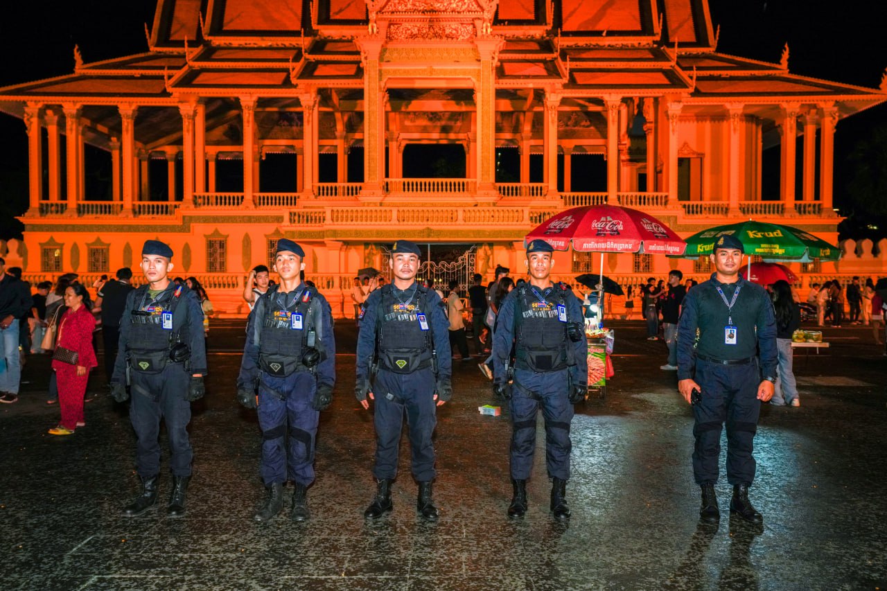 កម្លាំងកងរាជអាវុធហត្ថរាជធានីភ្នំពេញ ចូលរួមល្បាត ការពារ​សន្តិសុខ​ សុវត្ថិភាព​ រក្សាសណ្ដាប់​ធ្នាប់​ និងសង្គ្រោះបន្ទាន់ ​ជូន​បងប្អូន​ប្រជាពលរដ្ឋ​ ធ្វើដំណើរកំសាន្ត នៅតាមដងផ្លូវថ្មើរជើង (Walk Street)