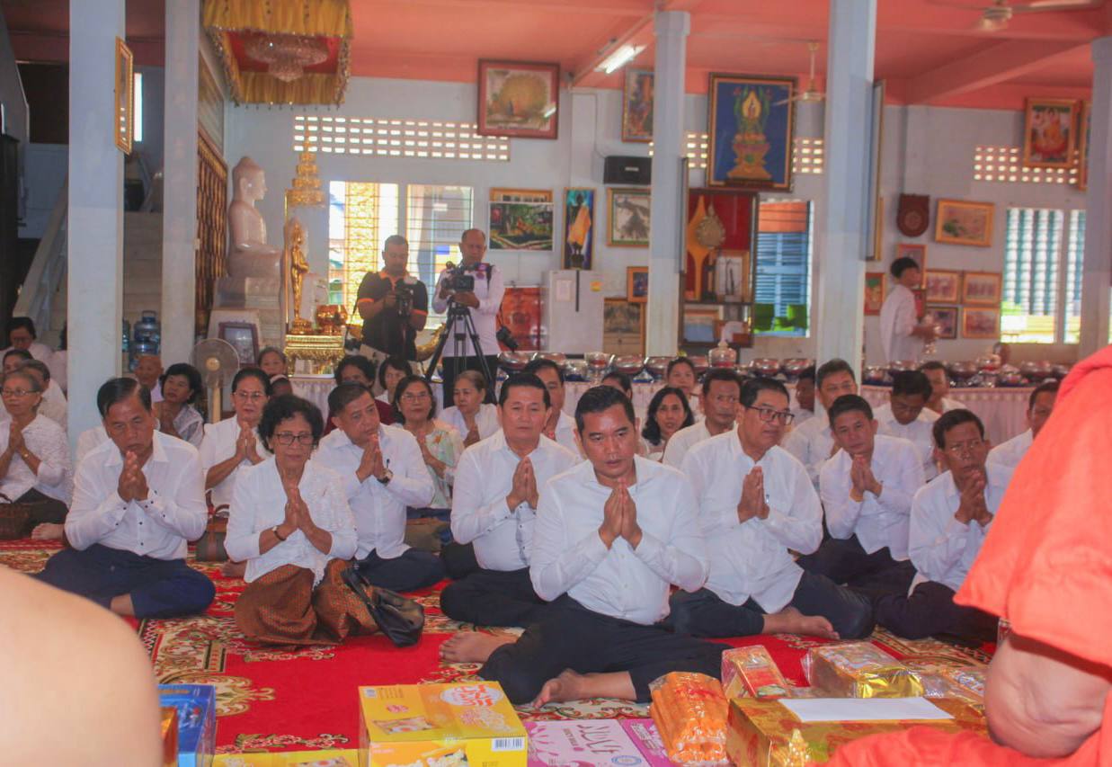 ក្រុមការងារកងរាជអាវុធហត្ថខេត្តសៀមរាប អញ្ជើញចូលរួមពិធីបុណ្យកាន់បិណ្ឌ(បិណ្ឌ១)!