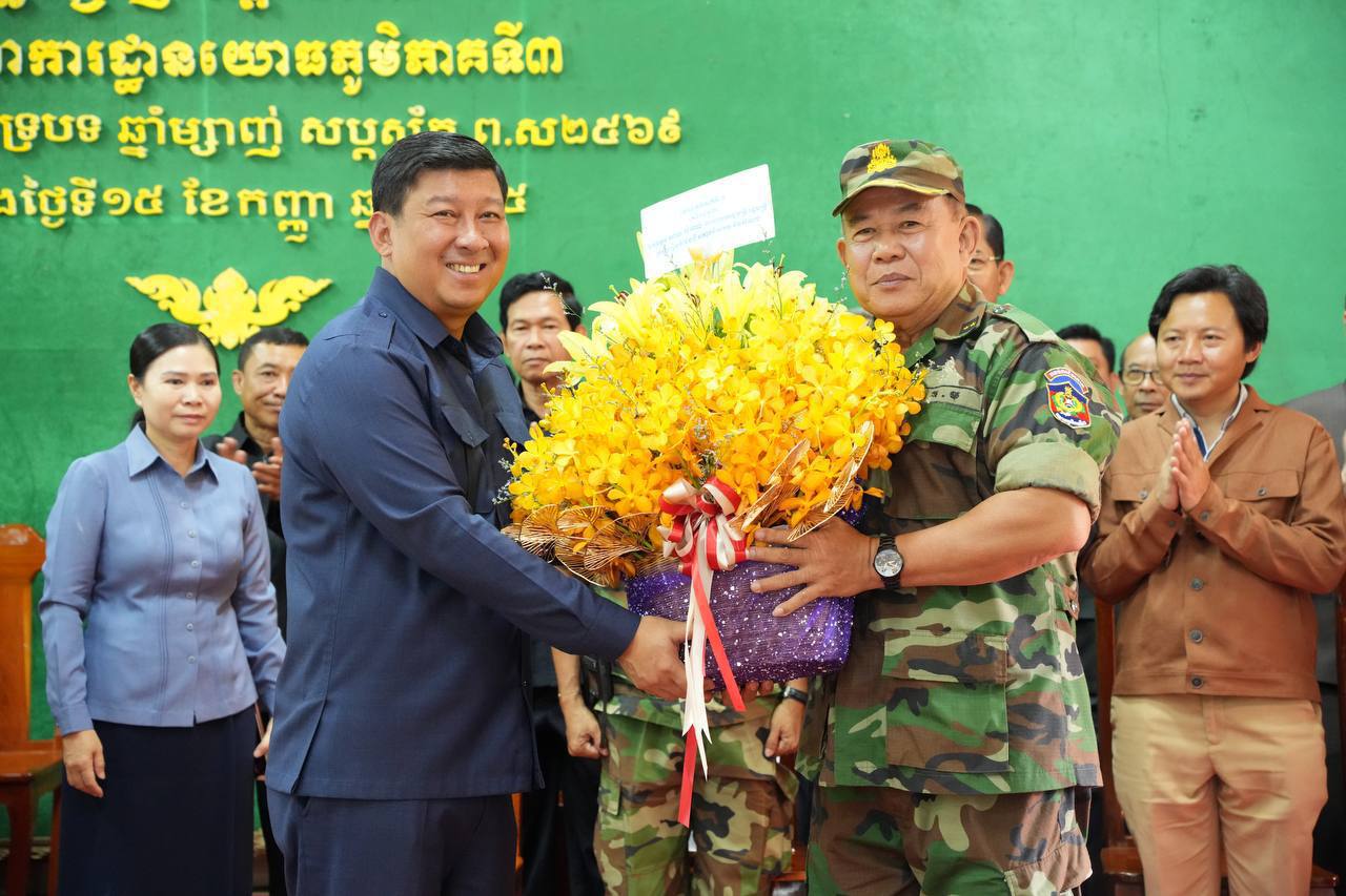 ថ្នាក់ដឹកនាំក្រសួងរៀបចំដែនដី នគរូបនីយកម្មនិងសំណង់ ជួបសំណេះសំណាលសាកសួរសុខទុក្ខនាយទាហាន នាយទាហានរង និងពលទាហាននៃបញ្ជាការដ្ឋានយោធភូមិភាគទី ៣ និង បញ្ជាការដ្ឋានកងទ័ពជើងគោក ក្នុងឱកាសពិធីបុណ្យភ្ជុំបិណ្ឌប្រពៃណីជាតិ