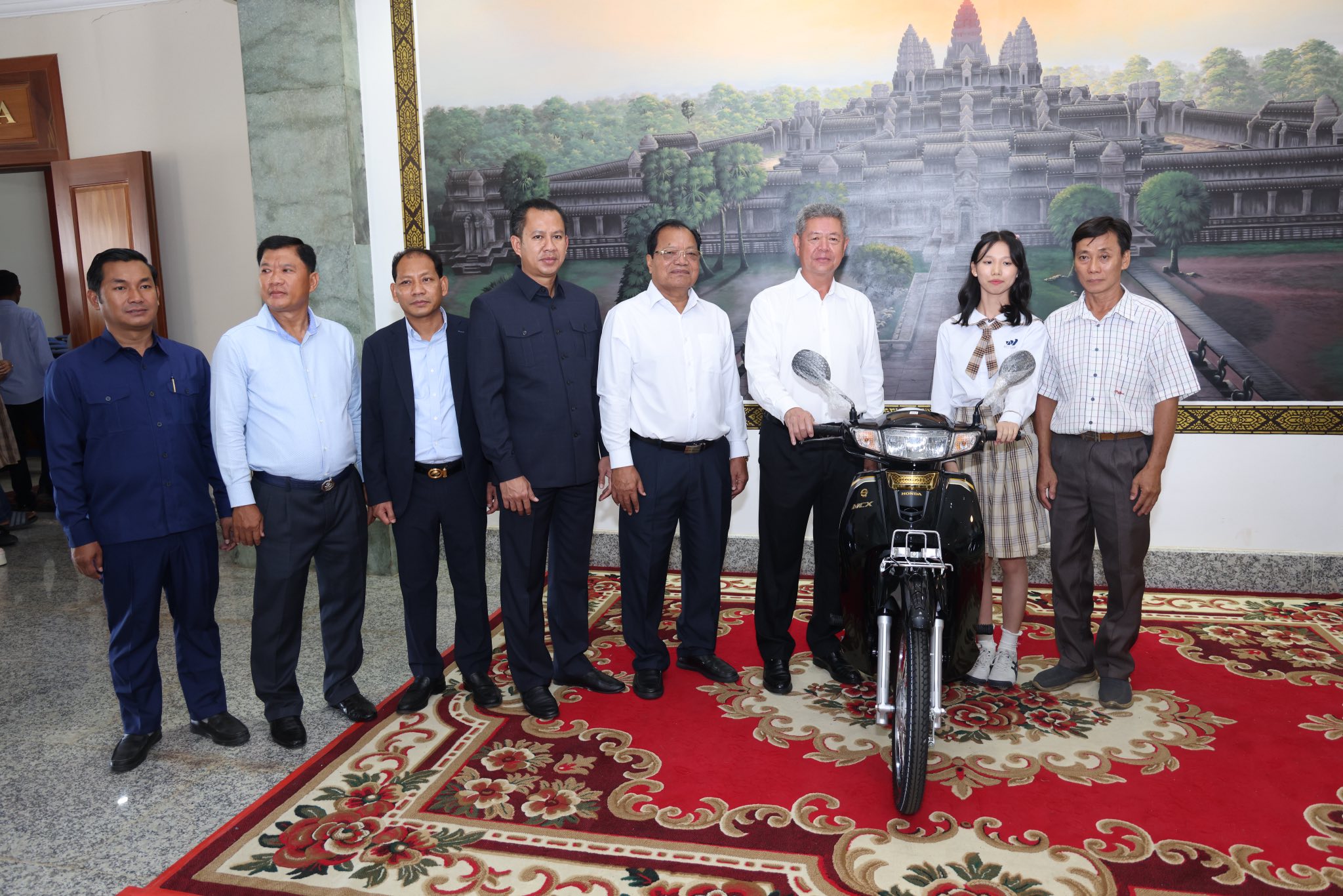 សិស្សប្រឡងសញ្ញាបត្រមធ្យមសិក្សាទុតិយភូមិ និទ្ទេស “A” នៅក្រុងតាខ្មៅ ខេត្តកណ្តាល ចំនួន ៨០នាក់ បានទទួលរង្វាន់ ម៉ូតូម្នាក់ ០១គ្រឿង