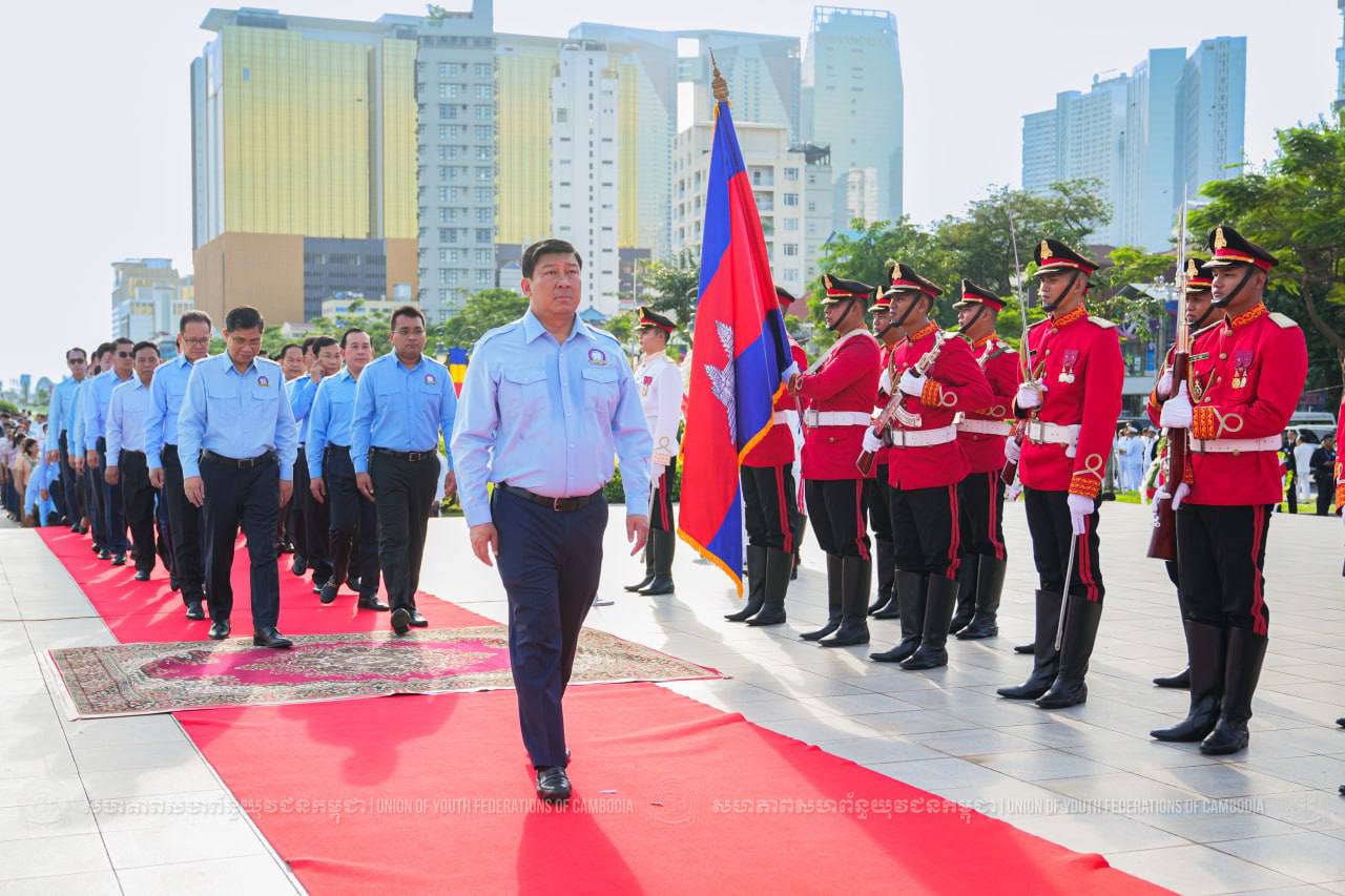 ឯកឧត្តម សាយ សំអាល់ អនុប្រធានសហភាពសហព័ន្ធយុវជនកម្ពុជា និងជាតំណាង ឯកឧត្តម ហ៊ុន ម៉ានី ប្រធានសហភាពសហព័ន្ធយុវជនកម្ពុជា បានអញ្ជើញទៅគោរពព្រះវិញ្ញាណក្ខន្ធ និងថ្វាយ កម្រងផ្កានៅស្ថូបព្រះបរមរូប