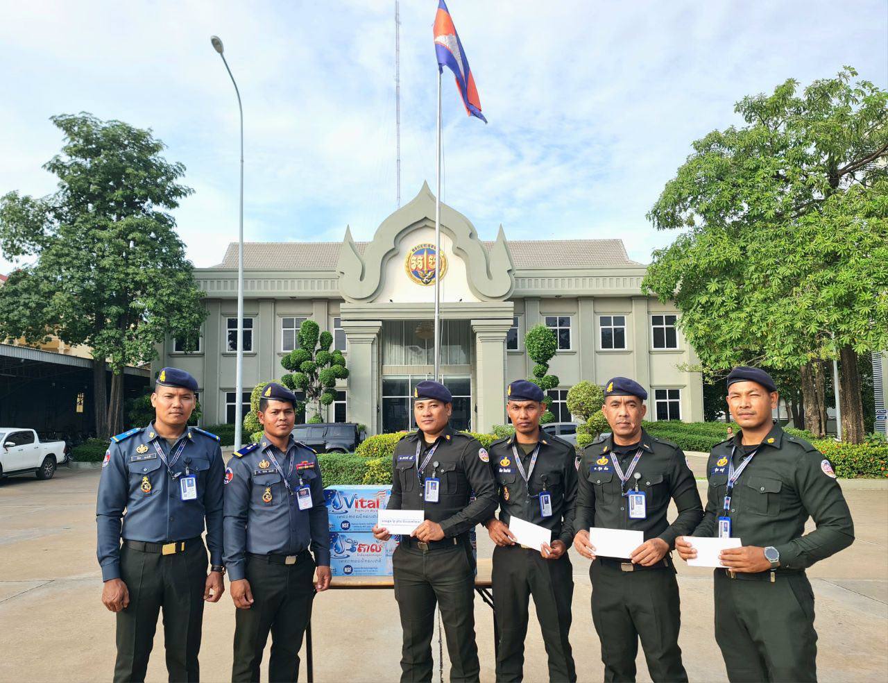 ក្រុមការងារអាវុធហត្ថរាជធានីភ្នំពេញ ប្រគល់អំណោយដល់សមាជិកចំនួន៥នាក់ ដែលមានប្រពន្ធទើបសម្រាលកូន!