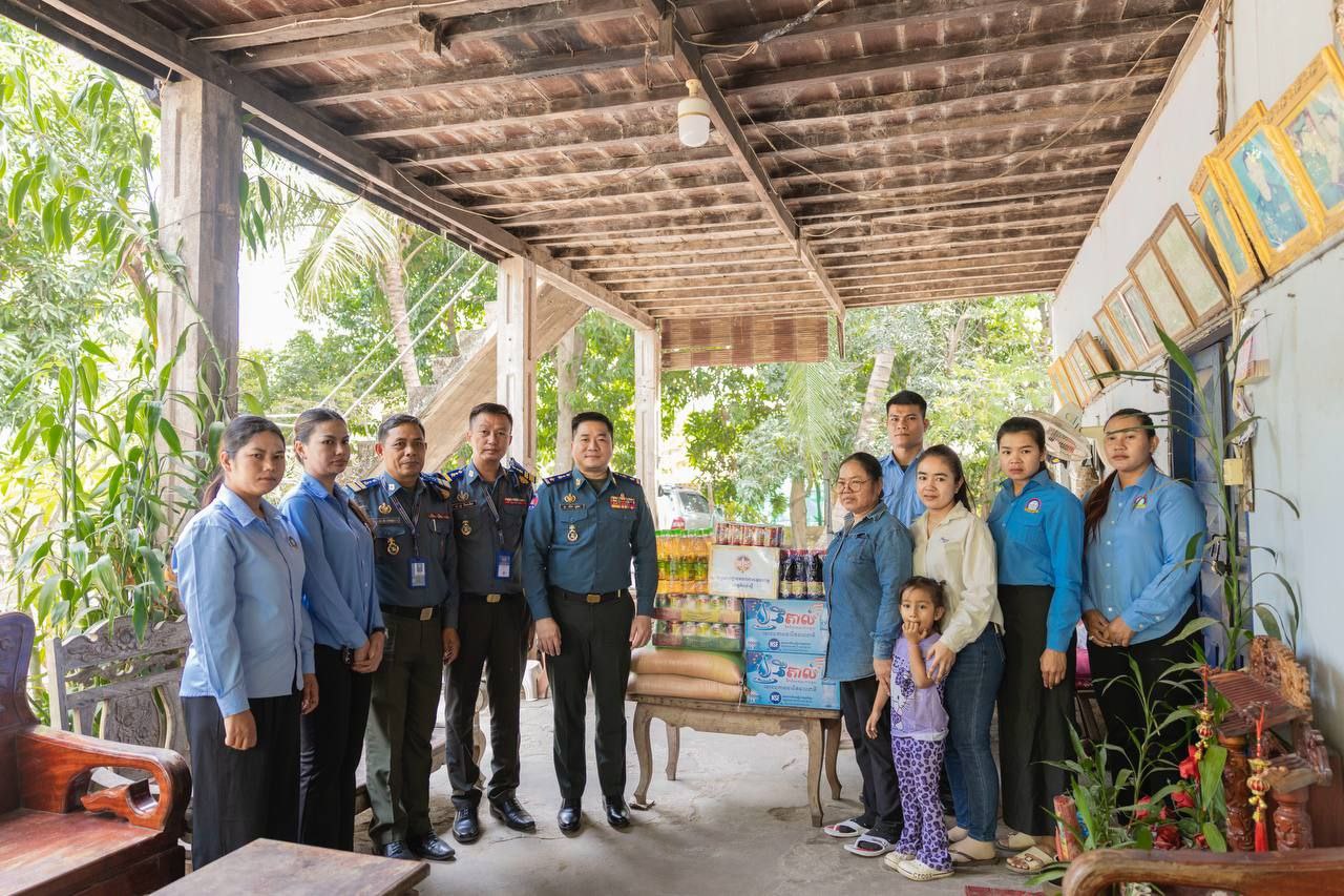 លោកឧត្តមសេនីយ៍ត្រី ម៉េង ស្រ៊ុន មេបញ្ជាការ បានអញ្ជើញដឹកនាំក្រុមការងារកងរាជអាវុធហត្ថខេត្តកំពង់ស្ពឺ ចុះសួរសុខទុក្ខលោកឧត្តមសេនីយ៍ទោ សោម សោម៉ុន (អតីតមេបញ្ជាការរង កងរាជអាវុធហត្ថខេត្តកំពង់ស្ពឺ) ដែលកំពុងសម្រាកព្យាបាលជំងឺនៅផ្ទះ…