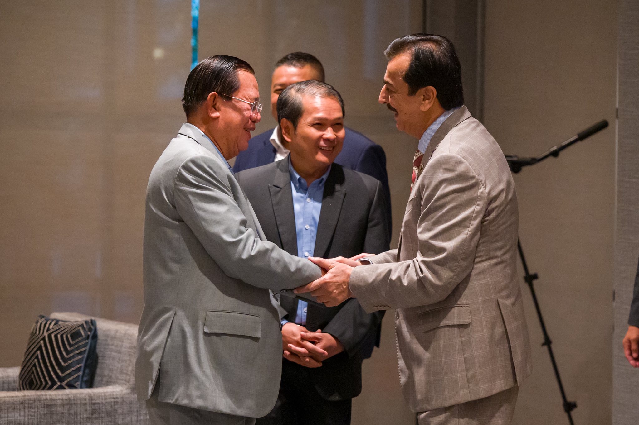 សម្ដេចតេជោ ហ៊ុន សែន អញ្ជើញពិសាអាហារពេលព្រឹកជាមួយ ឯកឧត្តម ស៊ីយ៉េដ យូសាហ្វ រ៉ាសា ហ្គីឡានី (Syed Yusuf Raza Gillani) ប្រធានព្រឹទ្ធសភា នៃសាធារណរដ្ឋអ៊ីស្លាមប៉ាគីស្ថាន