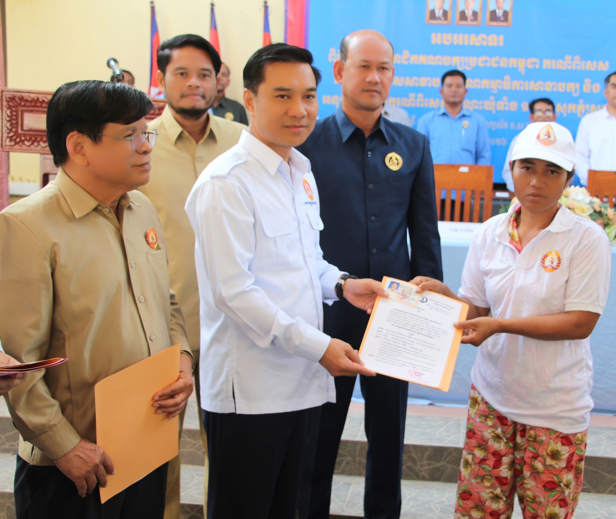 បេសកជនពិសេសសម្តេចតេជោ អញ្ជើញជាអធិបតីភាព ក្នុងពិធីប្រកាសបញ្ចូលសមាជិកគណបក្សប្រជាជនចំនួន៤១៦នាក់ មកពីឃុំចំនួន១៣ ក្នុងស្រុកភ្នំស្រួច