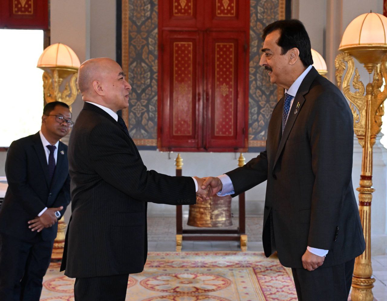 ព្រះករុណា ព្រះមហាក្សត្រ ព្រះបរមរាជានុញ្ញាតជូន ឯកឧត្តមប្រធានព្រឹទ្ធសភាប៉ាគីស្ថាន ចូលក្រាបបង្គំគាល់