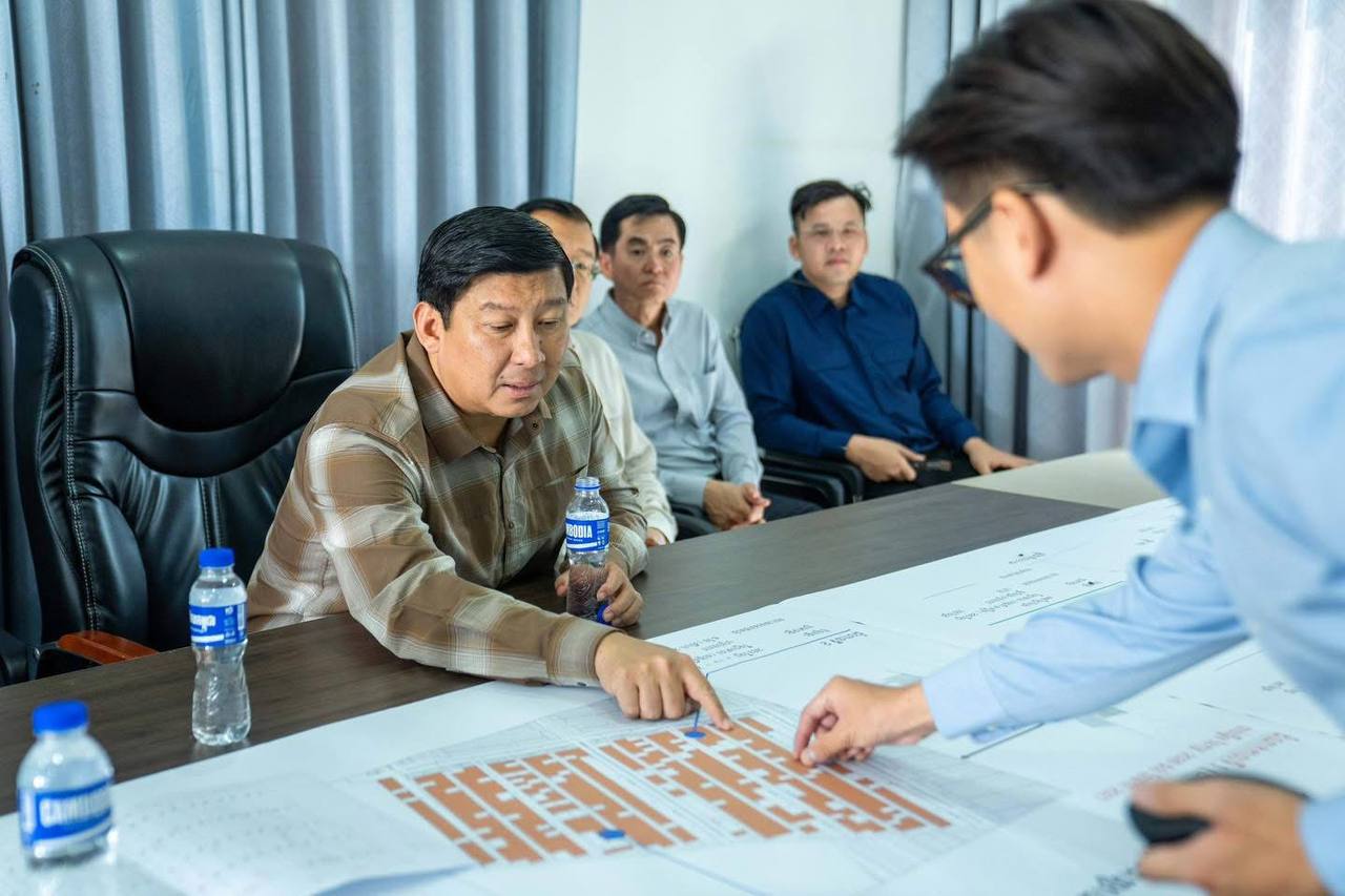 ឯកឧត្តម ឧបនាយករដ្ឋមន្ត្រី សាយ សំអាល់ រដ្ឋមន្ត្រីក្រសួងរៀបចំដែនដី នគរូបនីយកម្ម និងសំណង់ បានចុះពិនិត្យការដ្ឋាន និងវឌ្ឍនភាពនៃការសាងសង់ផ្ទះ និងការចាក់ដីក្នុងបុរី ឡេង ណាវ៉ាត្រា គម្រោងផ្លូវជាតិលេខ៦អា និងគម្រោងជ្រែមួយរយ