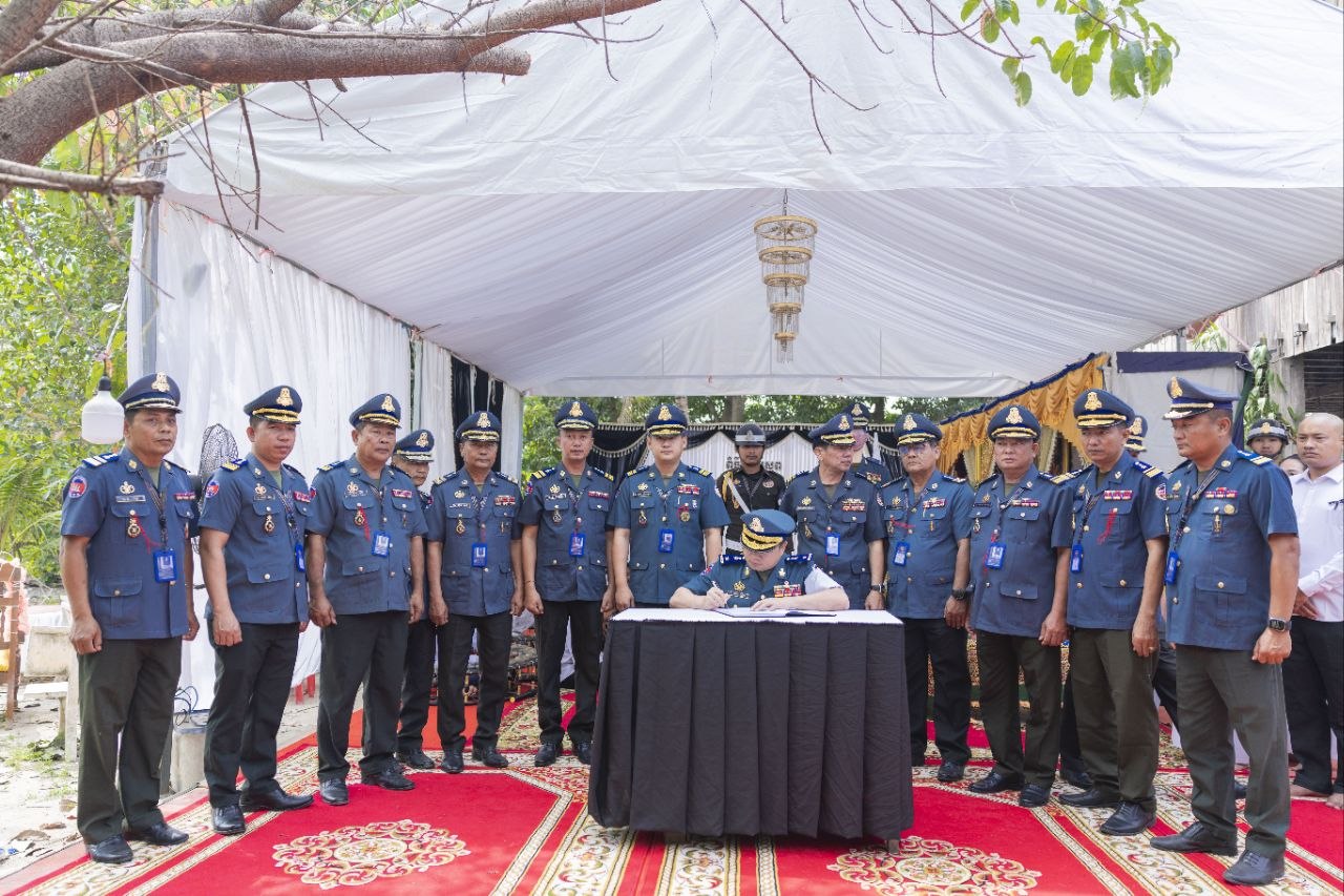 លោកឧត្តមសេនីយ៍ត្រី​ ម៉េង​ ស្រ៊ុន​ មេបញ្ជាការ​ បានអញ្ជើញ​ដឹកនាំ​ប្រតិភូ​ កងរាជអាវុធហត្ថខេត្តកំពង់ស្ពឺ​ ក្នុងពីធីដាក់កម្រងផ្កាគោរពវិញ្ញាណក្ខន្ធ លោកឧត្តមសេនីយ៍ទោ សោម សាម៉ុន​ (អតីតមេបញ្ជាការរង កងរាជអាវុធហត្ថខេត្តកំពង់ស្ពឺ)​​ ដែលបានទទួលមរណៈភាពដោយ​រោគាពាធ​​​…