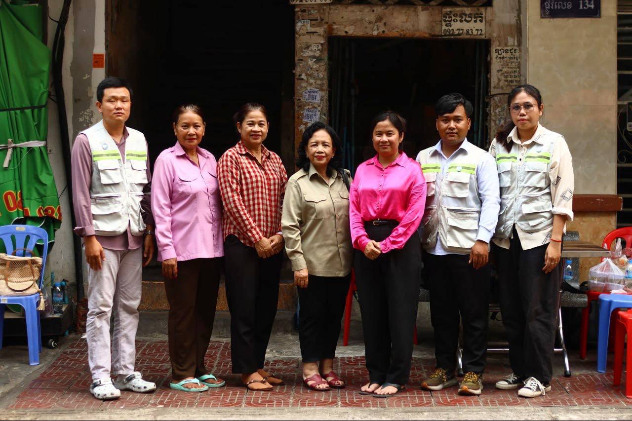 ក្រុមការងារក្រសួងរៀបចំដែនដី នគរូបនីយកម្ម និងសំណង់បានចុះពិនិត្យវឌ្ឍនភាពការងារ និងបញ្ជប់ការធ្វើអត្តសញ្ញាណកម្មប្រជាពលរដ្ឋដែលស្នាក់នៅក្នុងអគារអតីតសណ្ឋាគារសុខមានជ័យ