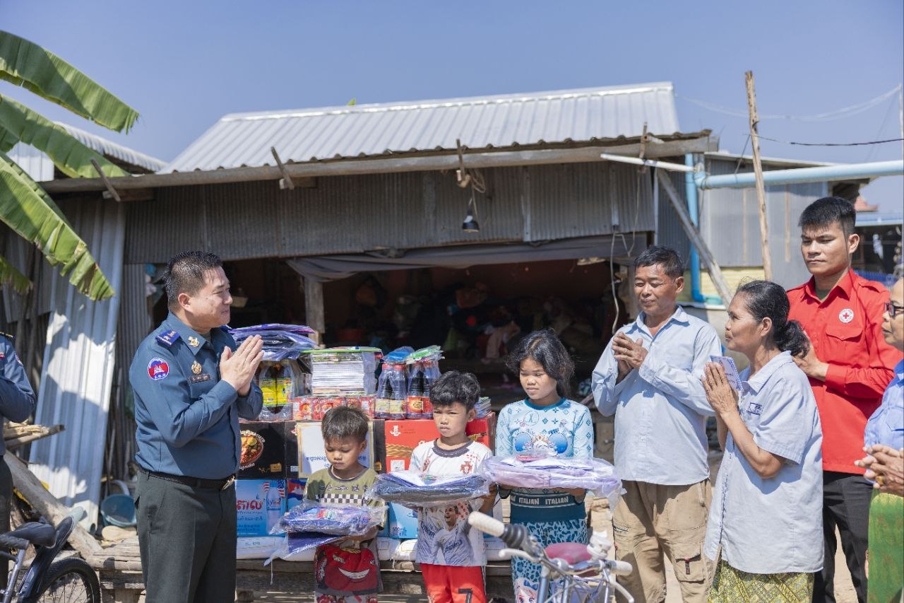 លោកឧត្តមសេនីយ៍ត្រី ម៉េង ស្រ៊ុន មេបញ្ជាការ​ បាន​ដឹកនាំ​ក្រុម​ការងារ​អាវុធហត្ថ​ខេត្តកំពង់ស្ពឺ បន្ត​ចុះ​សួរ​សុខទុក្ខ​ឧបត្ថម្ភ​ជាថវិការ​ផ្តល់​សំភារៈ​សិក្សា​ ដល់ក្មេងកំព្រាឪពុកម្ដាយចំនួន៣នាក់បងប្អូនដែលមាន​​ជីវភាពខ្វះខាត​​​​ ជួប​ការ​លំបាក​ ក្នុង​ភូមិ​សាស្ត្រ​ស្រុក​គងពិសី​ ខេត្ត​កំពង់ស្ពឺ!!!