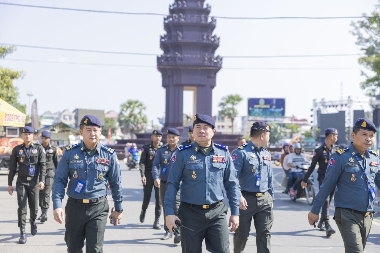 លោកឧត្តមសេនីយ៍ត្រី ម៉េង ស្រ៊ុន មេបញ្ជាការ​​​ កងរាជ​អាវុធហត្ថ​ខេត្ត​កំពង់ស្ពឺ​ ដឹកនាំ​កម្លាំង​កង​រាជ​អាវុធហត្ថ​​​ ចុះត្រួតពិនិត្យផែនការការពារ សន្តិសុខ សុវត្ថិភាព និងសណ្តាប់ធ្នាប់ ក្នុងព្រឹត្តិការណ៍ «កំពង់ស្ពឺសង្ក្រាន្ត» ឆ្នាំ២០២៦…
