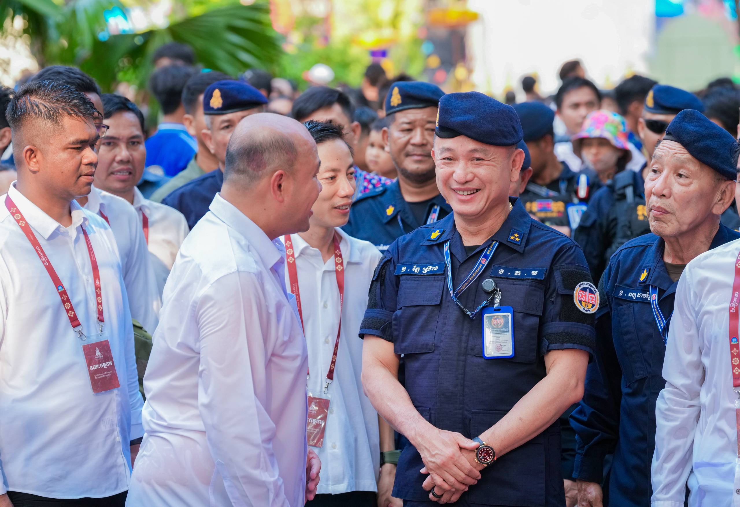 ឧត្តមសេនីយ៍ឯក រ័ត្ន ស្រ៊ាង អញ្ជើញចុះត្រួតពិនិត្យ និងលើកទឹកចិត្តកម្លាំងក្រោមឱវាទ ដែលកំពុងមមាញឹកបំពេញបេសកកម្មការពារ សុវត្ថិភាព ក្នុងព្រឹត្តិការណ៍ នគរសង្ក្រាន្ត រាជធានីភ្នំពេញ!