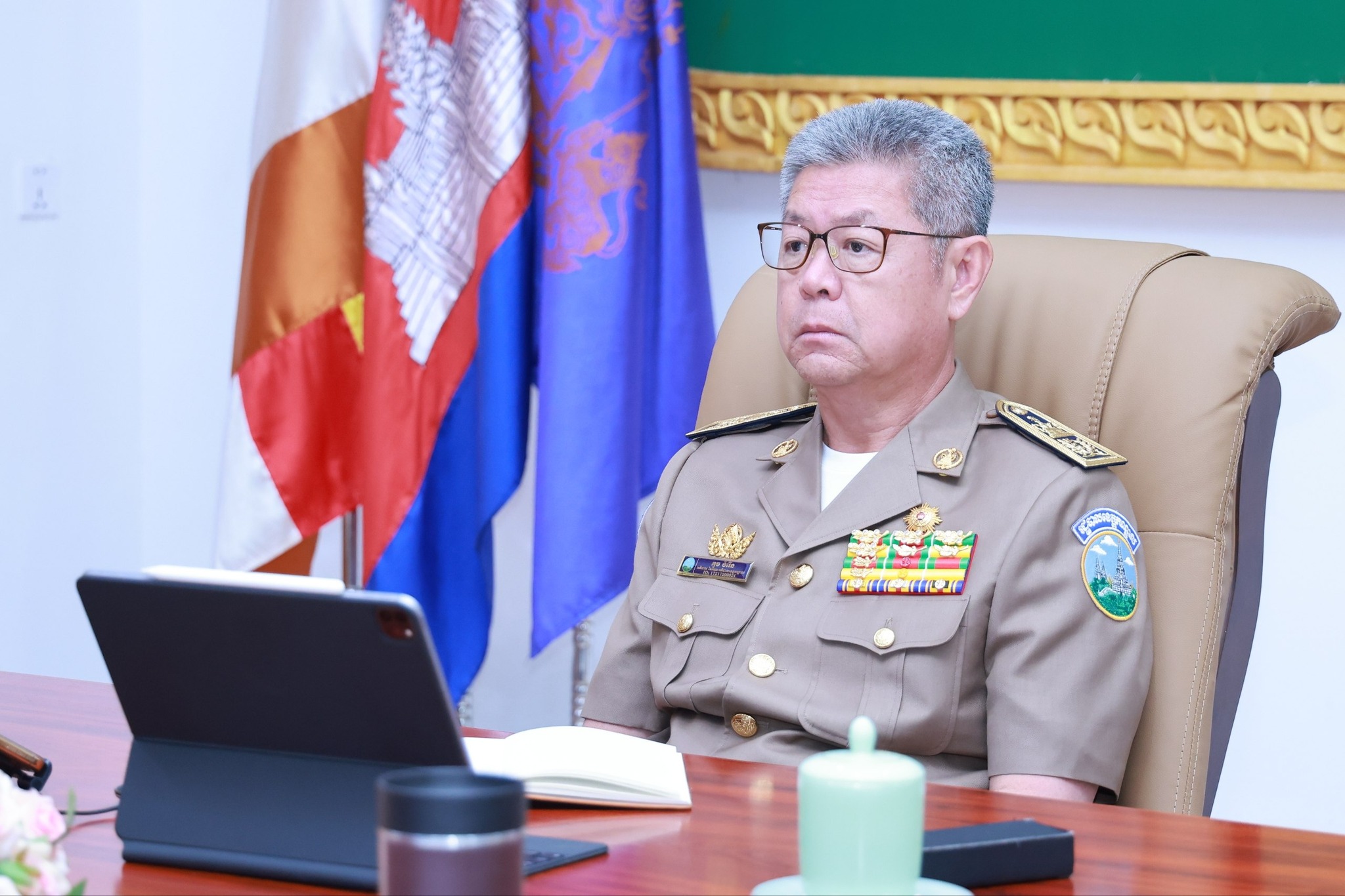 អភិបាលខេត្តកណ្ដាល អញ្ជើញចូលរួម កិច្ចប្រជុំប្រចាំខែ ដើម្បីតាមដានវឌ្ឍនភាពការងារបង្ក្រាបបទល្មើសឆបោកតាមប្រព័ន្ធបច្ចេកវិទ្យា (Online Scams) តាមប្រព័ន្ធ Zoom