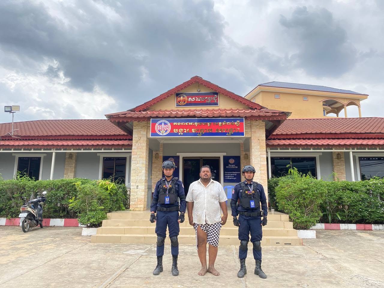 អាវុធហត្ថ​ខេត្ត​កំពង់ស្ពឺ​ឃាត់ខ្លួន​ជនសង្ស័យ​ម្នាក់​ ពាក់ព័ន្ធ​ករណីប្រើប្រាស់គ្រឿងញៀននិងធ្វើសកម្មភាពអុកឡុក​​​ក្នុងគ្រួសារ បង្កអោយមានការភ័យខ្លាចដល់ប្រជា​ពលរដ្ឋ​រស់នៅក្នុង​មូលដ្ឋាន​ តាមការប្តឹងផ្ទាល់មាត់សុំកិច្ចអន្តរាគមន៍​ពីកម្លាំងអាវុធហត្ថខេត្តកំពង់ស្ពឺ តាម​លេខទូរសព្ទ​អន្តរាគមន៍សង្គ្រោះបន្ទាន់​ HotLine1292​