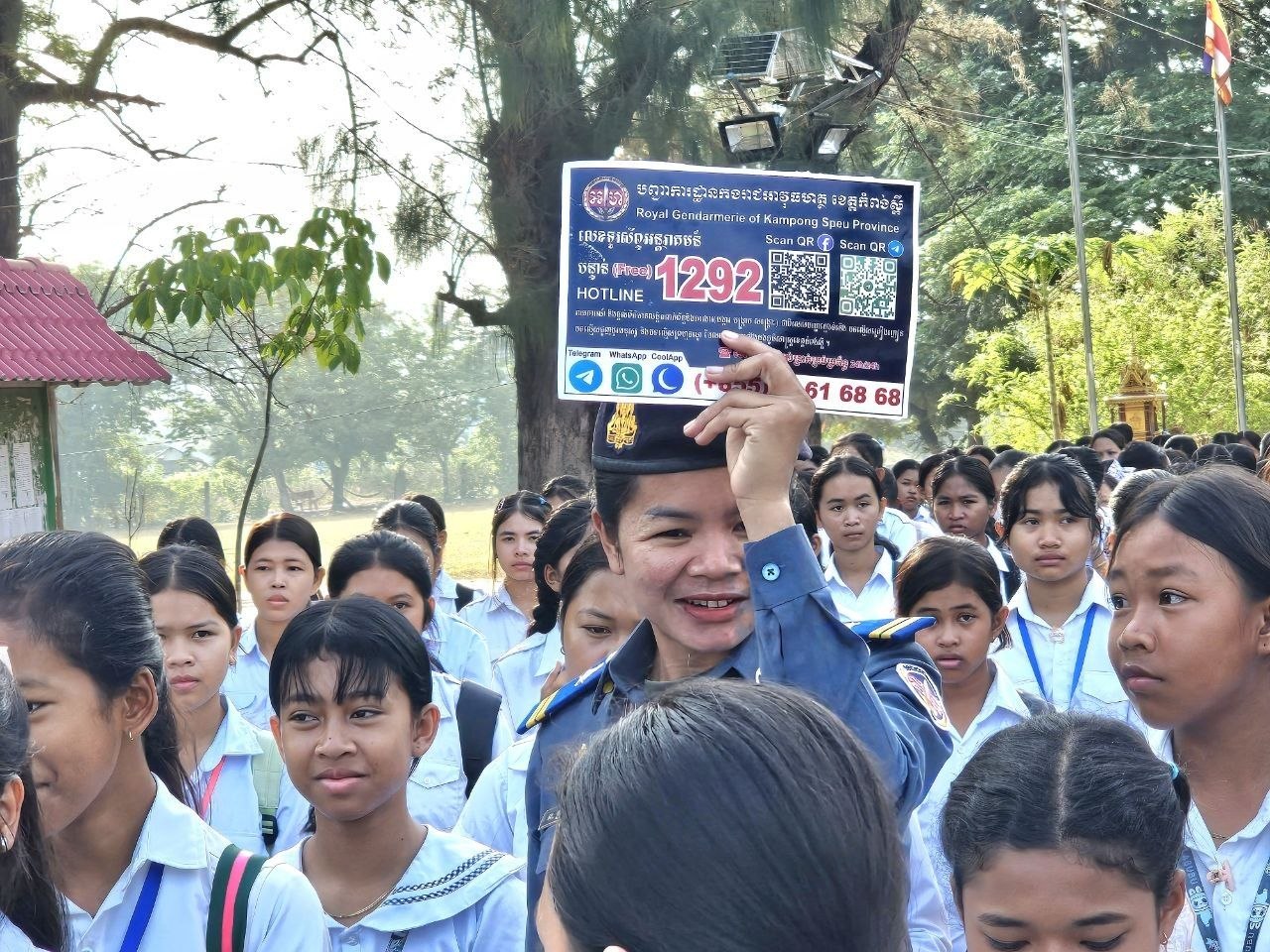 លោក​ឧត្តម​សេនីយ៍​ត្រី​​​ ម៉េ​ង​​​ ស្រ៊ុន​​​ មេបញ្ជាការ បាន​​ដាក់បទបញ្ជា​ឱ្យកម្លាំងជំនាញកង​រាជ​អាវុធហត្ថខេត្ត​កំពង់ស្ពឺ បន្តចុះ​ផ្សព្វផ្សាយលើកកម្ពស់ការអប់រំដើម្បីសហគមន៍គ្មានគ្រឿងញៀន ក្មេងទំនើង​ និងលេខ​ទូរស័ព្ទអន្តរាគមន៍សង្គ្រាះបន្ទាន់ Hotline 1292 នៅសាលាវិទ្យាល័យសម្ដេចឪ សម្ដេចម៉ែ ស្រុកបសេដ្ឋ…