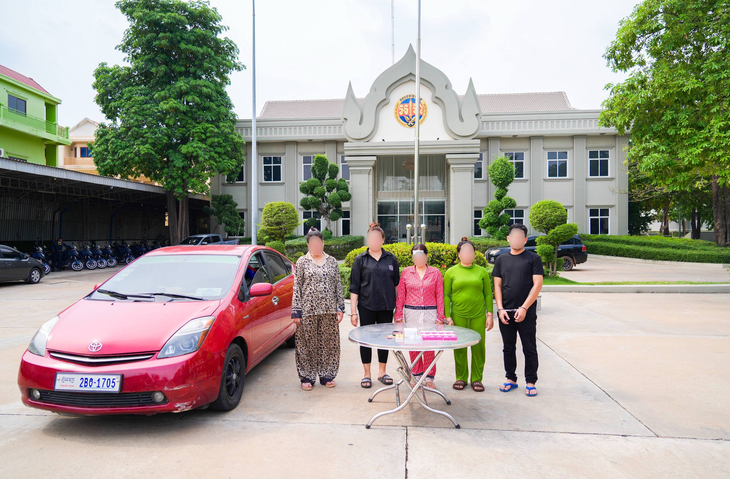 អាវុធហត្ថរាជធានីភ្នំពេញ បញ្ជូនជនសង្ស័យប្រុសស្រី ០៥នាក់ទៅតុលាការ ពាក់ព័ន្ធករណី សញ្ចាកម្ម!