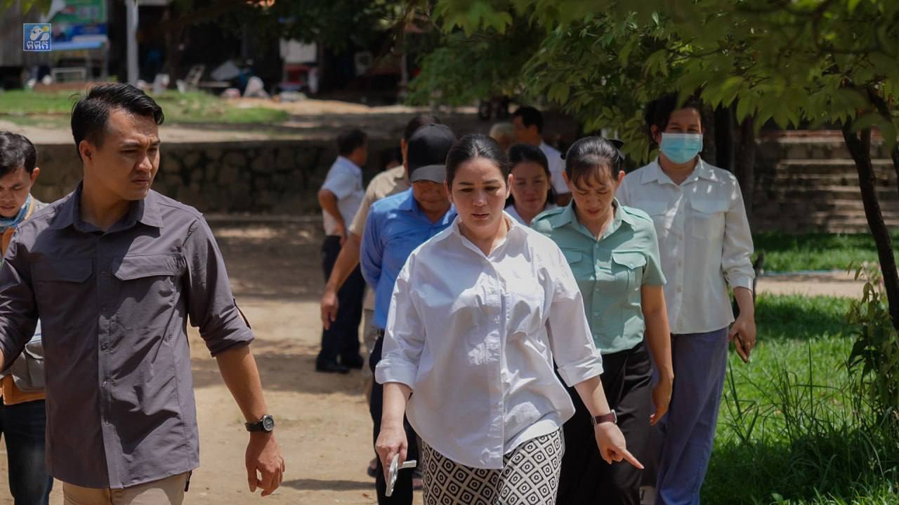 ក្រុមការងាររាជរដ្ឋាភិបាលចុះមូលដ្ឋានក្រុងព្រះសីហនុ​ចុះពិនិត្យមេីលស្ថានភាពសាលាបឋមសិក្សាផ្សារលេី ក្នុងសង្កាត់លេខ២​ បន្ទាប់ពីបានកែលម្អ​ តាមការស្នើសុំរបស់សហគមន៍សាលារៀន ដើម្បីបង្កើនបរិយាកាសសិក្សា​