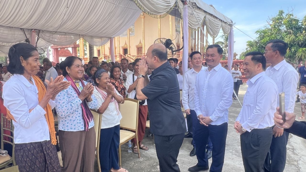 លោកឧត្តមសេនីយ៍ត្រី ម៉េង ស្រ៊ុន មេបញ្ចាការ​ បានចូលរួមនិងដឹកនាំកម្លាំងកងរាជអាវុធហត្ថខេត្តកំពង់ស្ពឺ ចុះសហការការពារសន្តិសុខ សុវត្ថិភាព​​ជូន​ ឯកឧត្ដម ហ៊ុន ម៉ានី​​​ ដែលអញ្ជើញជាអធិបតីក្នុងពិធីសម្ភោធឆ្លងកុដិ ដងទង់ និងសមិទ្ធផលនានាក្នុងវត្តអង្ក្រងមានជ័យសិរីឧត្ដម ក្នុងស្រុកសាមគ្គីមុន្នីជ័យ…