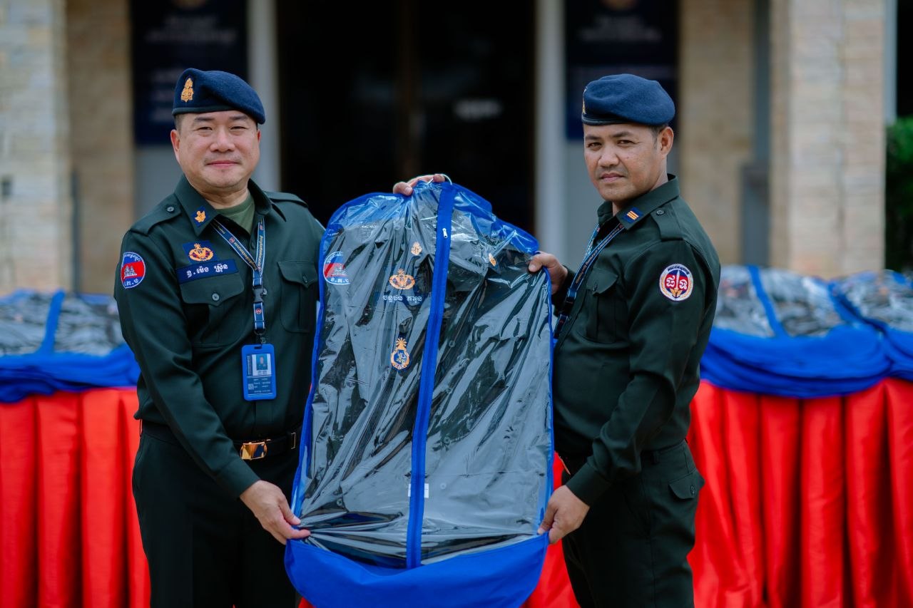 លោកឧត្តមសេនីយ៍ត្រី ម៉េង ស្រ៊ុន មេបញ្ជាការ បានអញ្ជើញ​ជា​អធិបតី​ចែកនូវឯកសណ្ធានប្រតិបត្តិការកាត់ចំនួន៨៤កំផ្លេរ ដល់នាយទាហាន នាយទាហានរង កងអនុសេនាធំចល័ត