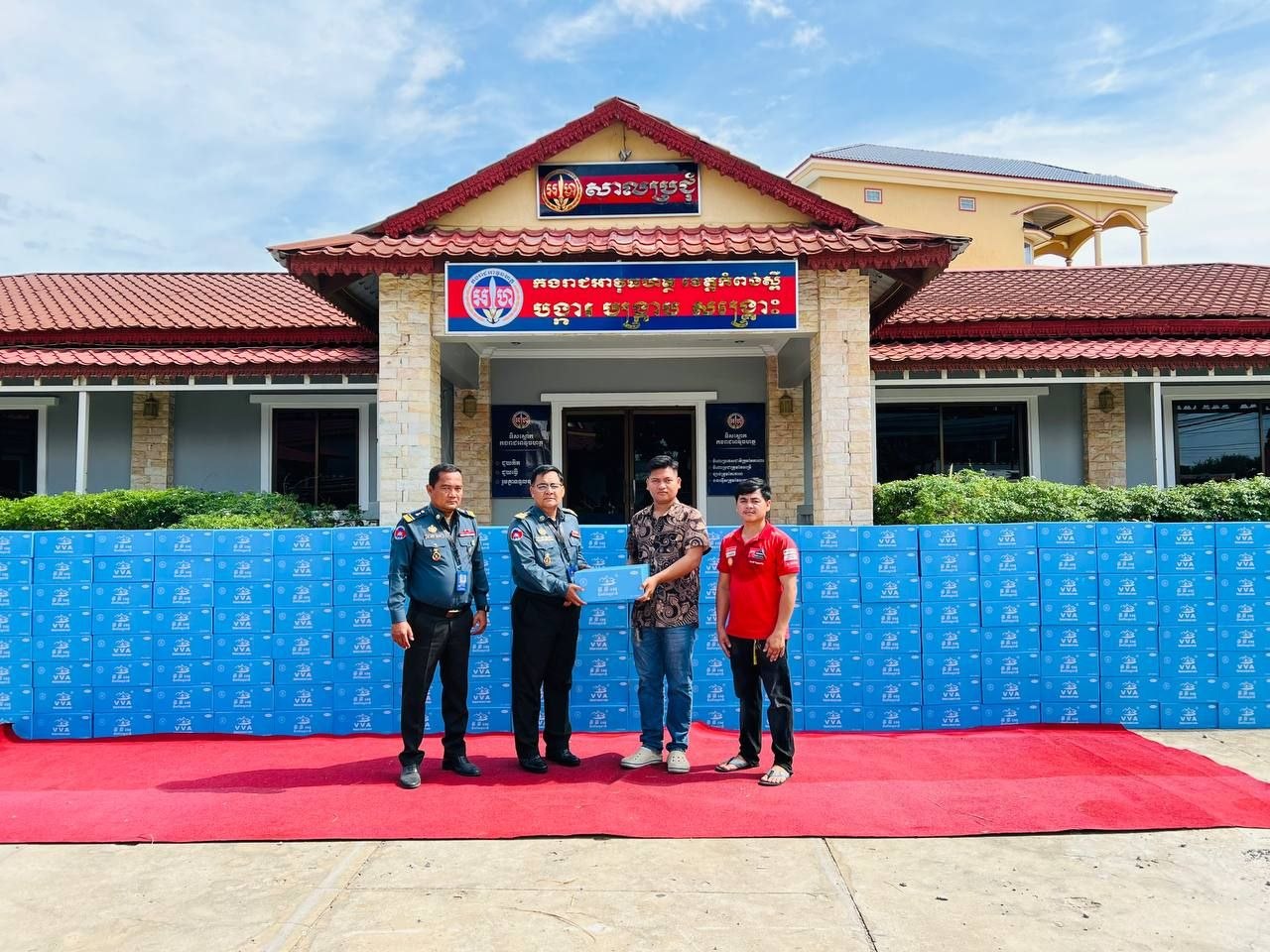 លោក​ឧត្តមសេនីយ៍​ឯក​ ស្រី​ សុទ្ធី បានចាត់ឲ្យក្រុមការងារនាំយកទឹកបរិសុទ្ធ ​វីវីអេចំនួន២០០កេស​ ឧបត្ថម្ភដល់បញ្ជាការដ្ឋានកងរាជអាវុធខេត្តកំពង់ស្ពឺ!!!