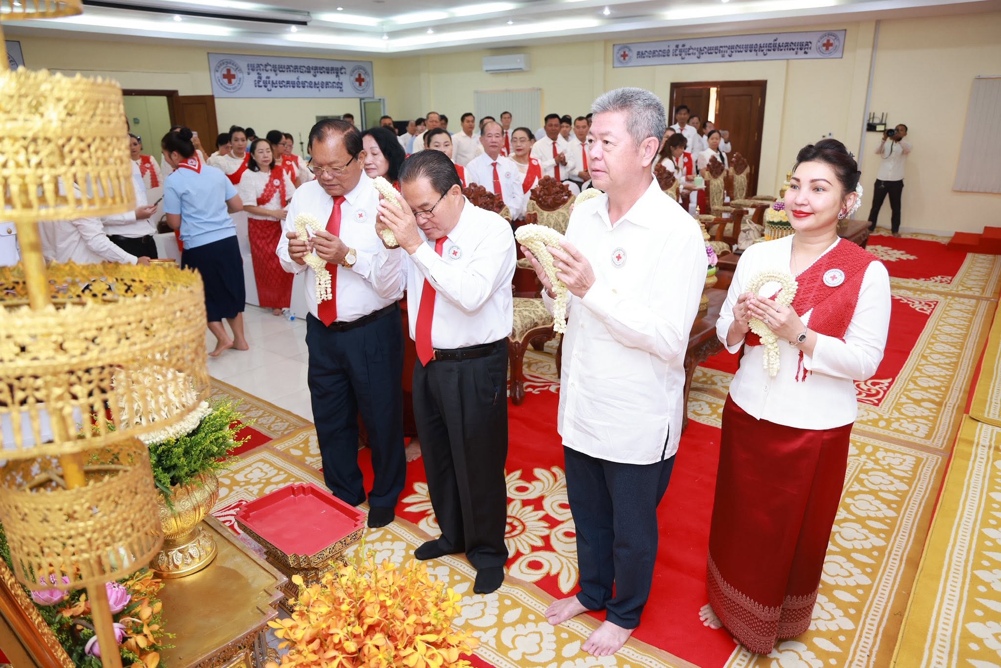 សាខាកាកបាទក្រហមកម្ពុជាខេត្តកណ្តាល បានរៀបចំពិធីសូត្រមន្តចម្រើនព្រះបរិត្ត រាប់បាត្រ និងប្រគេនទេយ្យវត្ថុចំពោះព្រះសង្ឃ ៩អង្គ ថ្វាយព្រះរាជកុសល សម្ដេចព្រះមហាក្សត្រី នរោត្តម មុនិនាថ សីហនុ ព្រះវររាជមាតាជាតិខ្មែរ ព្រះប្រធានកិត្តិយសកាកបាទក្រហមកម្ពុជា ជាទីគោរពសក្ការៈដ៏ខ្ពង់ខ្ពស់បំផុត ក្នុងឱកាសនៃព្រះរាជពិធីបុណ្យចម្រើនព្រះជន្មវឌ្ឍនមង្គលគម្រប់ ៩០ យាងចូល ៩១ព្រះវស្សា ..!!