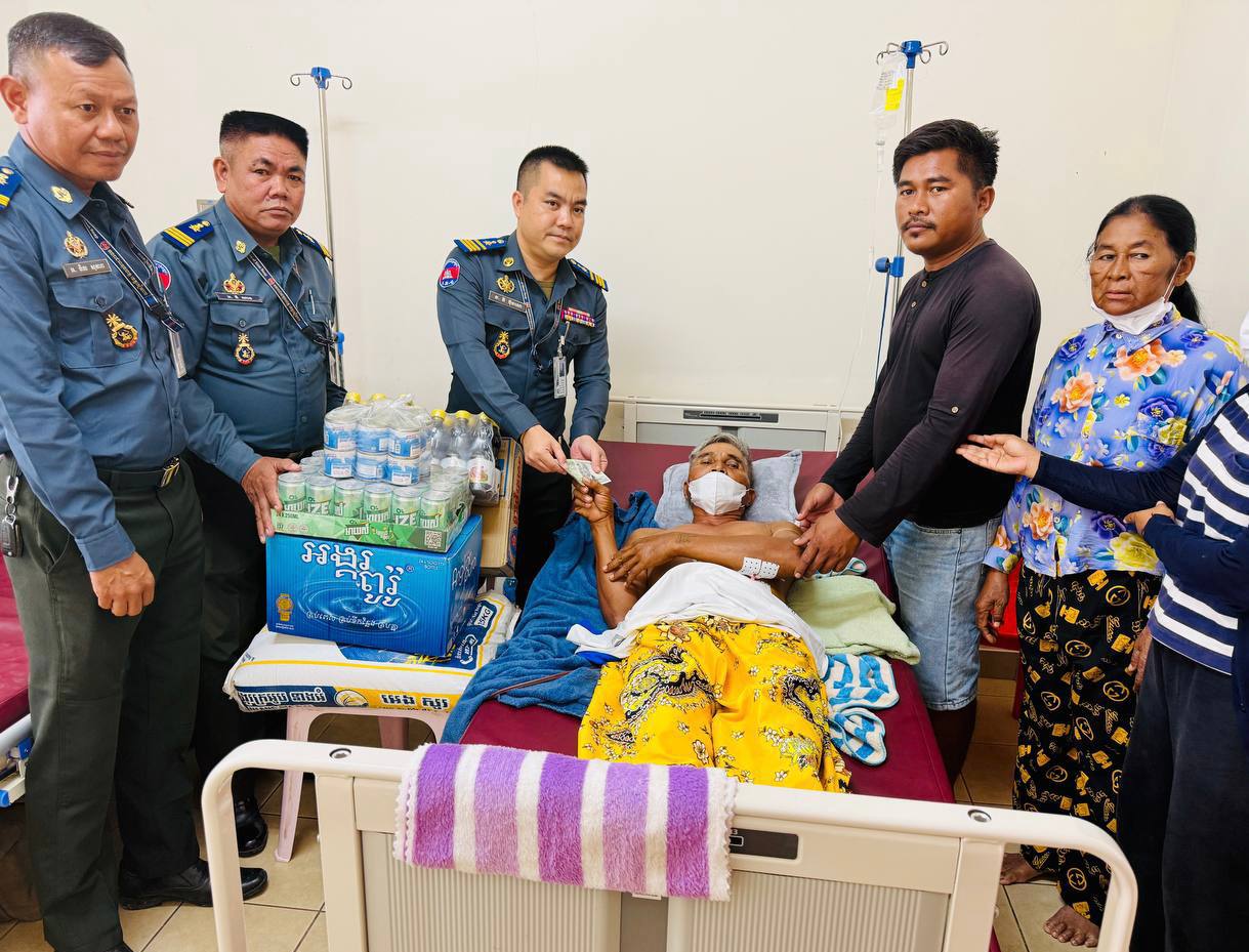 លោកឧត្តមសេនីយ៍ត្រី សៀ ទីន មេបញ្ជាការ កងរាជអាវុធហត្ថខេត្តសៀមរាប បានចាត់ឱ្យក្រុមការងារ ចុះសួរសុខទុក្ខយោធិនកងរាជអាវុធហត្ថចូលនិវត្តន៍ ដែលបានសម្រាកព្យាបាលជំងឺ នៅមន្ទីរពេទ្យបង្អែកខេត្តសៀមរាប