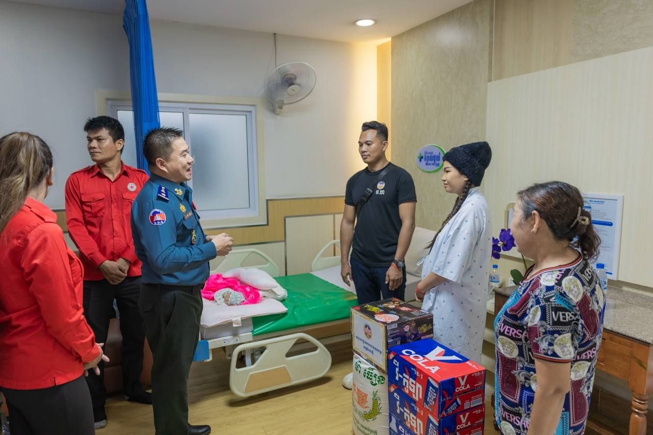 លោក​ឧត្តមសេនីយ៍ត្រី ម៉េ​ង​​ ស្រ៊ុន​​​​​ បានអញ្ជើញ​ដឹកនាំ​ក្រុម​ការងារ​កង​រាជ​អាវុធហត្ថ​ខេត្ត​កំពង់ស្ពឺ​ ចុះ​សួរ​សុខទុក្ខ​លោកស្រី តិច ស្រីភ័ស្ត ត្រូវជាភរិយារបស់ លោកព្រឹន្ទបាលឯក ផុន សុធារិទ្ធ​ កំពុងសម្រាកឆ្លងទន្លេនៅមន្ទីរពេទ្យគ្លីនិកក្បាលថ្នល់​​​ រាជធានី​ភ្នំពេញ…
