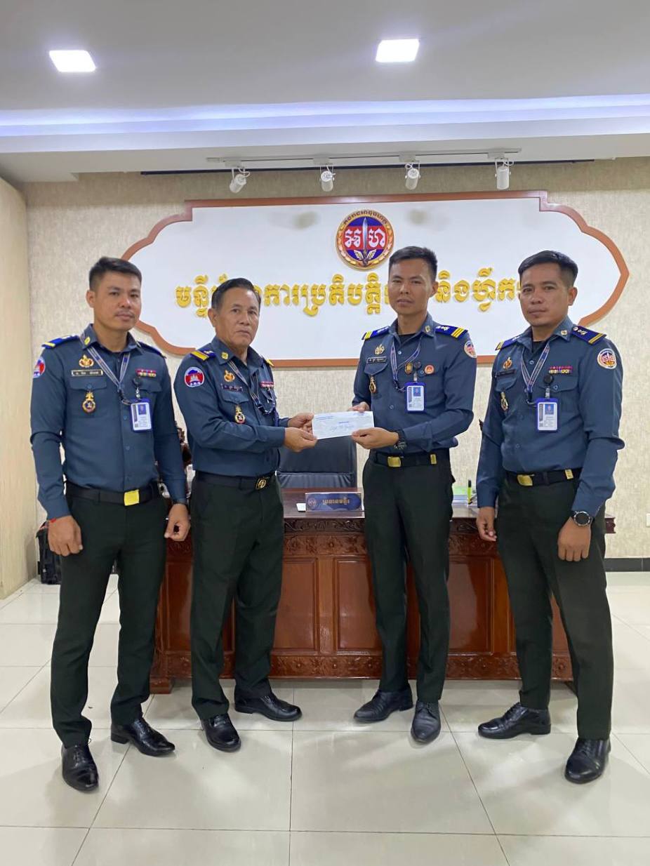 ក្រុមការងារ អាវុធហត្ថរាជធានីភ្នំពេញ នាំយកអំណោយឧបត្ថម្ភដល់គ្រួសារសមាជិក ដែលមានប្រពន្ធទើបសម្រាលកូន!