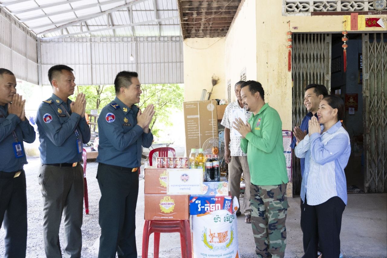លោកឧត្តមសេនីយ៍ត្រី ម៉េង ស្រ៊ុន មេបញ្ជាការ ក្នុង​ស្មារតី​មនុស្សធម៌​បានបន្តអញ្ជើញ​ដឹកនាំក្រុមការងារកងរាជអាវុធហត្ថខេត្តកំពង់ស្ពឺ​ ចុះសួរសុខទុក្ខវីរៈកងទ័ពលោកអនុសេនីយ៍ត្រី ផាន់ ផល្លា ជំនួយការការិយាល័យឃោសនាព័ត៌មាន ដែលកំពុងសម្រាកព្យាបាលជំងឺពុកក្បាលឆ្អឹងភ្លៅទាំងសងខាងនៅ​គេហដ្ឋាន​ ក្នុងក្រុងច្បារមន…
