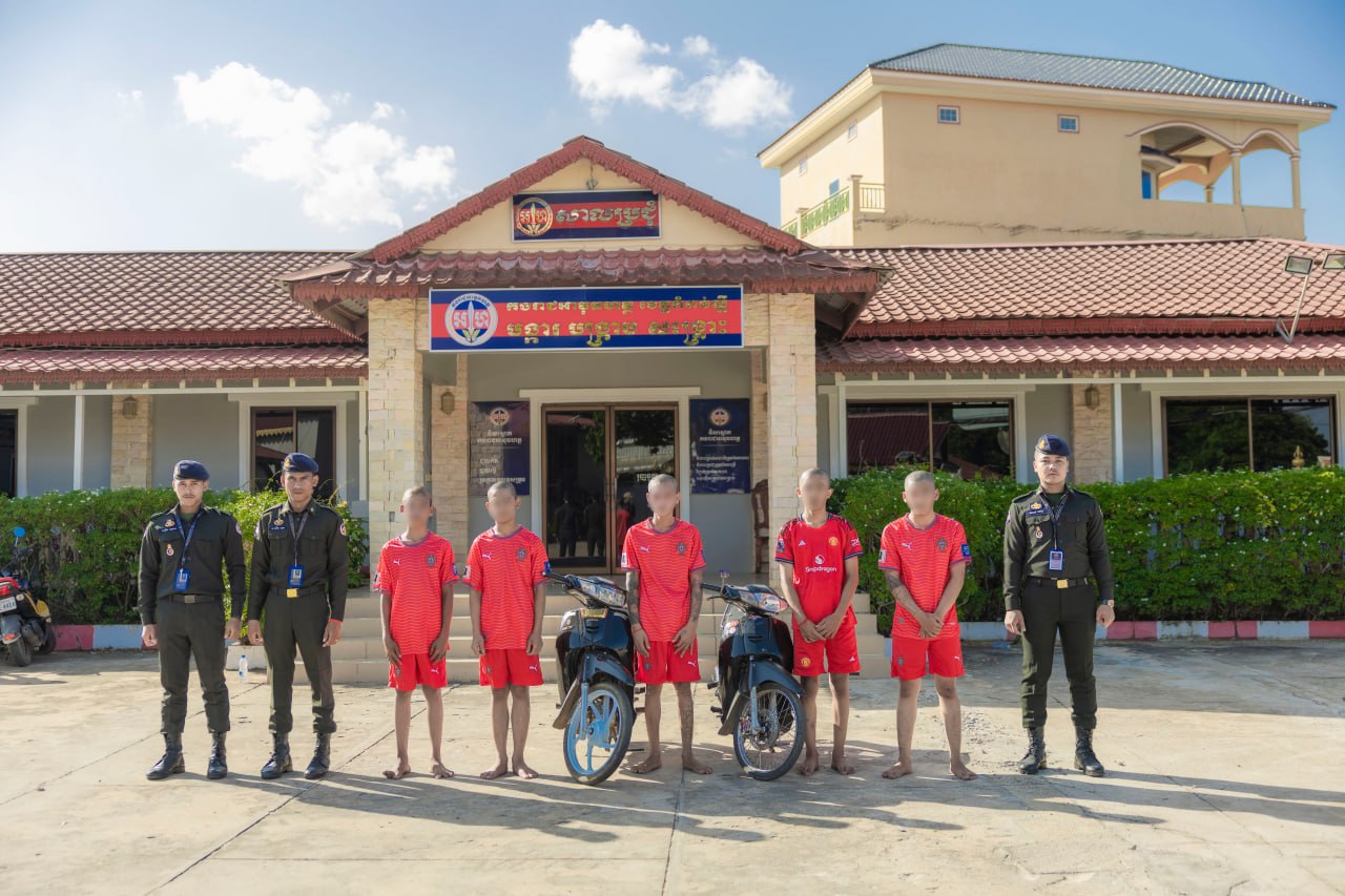 ក្មេងទំនើង០៥នាក់ បាននាំគ្នាធ្វើសកម្មភាពបង្ហោះម៉ូតូ អូសជន្ទុលម៉ូតូ បង្កការរំខានដល់សណ្ដាប់ធ្នាប់សាធារណៈ យ៉ាងអនាធិបតេយ្យលើផ្លូវ បង្កភាពរញេរញៃ ធ្វើឲ្យប៉ះពាលដល់សណ្តាប់ធ្នាប់សង្គម ត្រូវបានប្រជាពលរដ្ឋដល់ប្តឹងតាមលេខអន្តរាគមន៍ Hotlin 1292 ភ្លាមៗនោះកម្លាំងជំនាញកងរាជអាវុធហត្ថខេត្តកំពង់ស្ពឺ បង្រ្កាប និងធ្វើឃាត់ខ្លួន​ក្មេងទំនើងទាំងនោះយកមកអប់រំណែនាំធ្វើកិច្ចសន្យាបញ្ឃប់ និងដកហូតម៉ូតូទុកជាបណ្តោះអាសន្ន​​ នៅទីបញ្ជាការកងរាជអាវុធហត្ថខេត្តកំពង់ស្ពឺ……