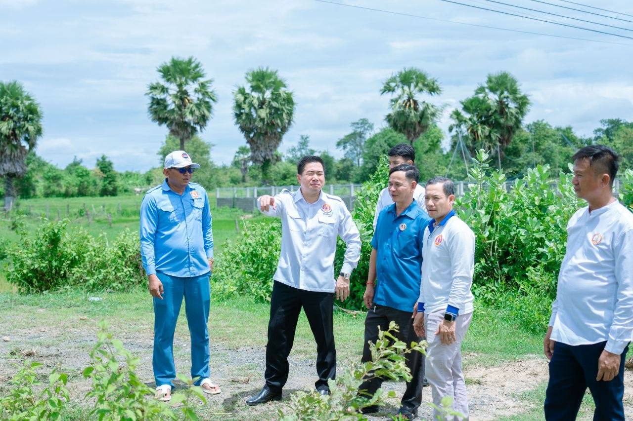 លោក ម៉េង ស្រ៊ុន សមាជិកអចិន្ត្រៃយ៍ នៃគណៈកម្មាធិការគណបក្សខេត្តកំពង់ស្ពឺ បានអញ្ជើញដឹកនាំក្រុមការងារចុះសួរសុខទុក្ខ និងចែកប្លង់ដីជូនប្រជាពលរដ្ឋ ព្រមទាំងពិនិត្យសកម្មភាពគ្រឿងចក្រអេស្កាវាទ័រកាយប្រឡាយ ចាប់ពីចំណុច ទំនប់ចំការក្រូច រហូតដល់ចំណុច ផ្លូវកៅស៊ូមូលនិធិឃុំអមលាំង មានប្រវែង ៨០០ម៉ែត្រ ដែលមានភូមិពាក់ព័ន្ធចំនួន ៤ភូមិ (ភូមិគោក, ភូមិព្រែក, ភូមិស្នួល និងភូមិអូរអង្គុំ) គ្របដណ្តប់លើផ្ទៃដីអាស្រ័យផលប្រមាណ ៥២០ហិកតា…