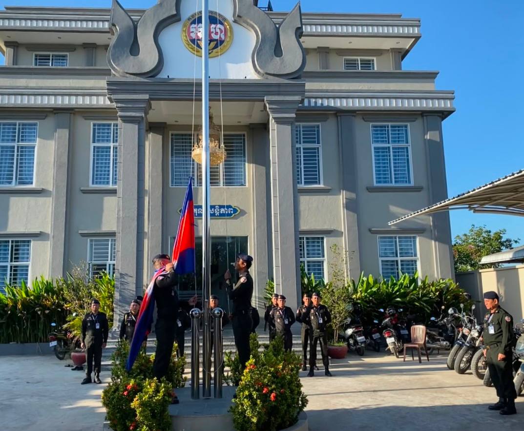 អាវុធហត្ថរាជធានីភ្នំពេញ ប្រមូលផ្តុំកម្លាំង គោរពទង់ជាតិ នៃព្រះរាជាណាចក្រកម្ពុជា