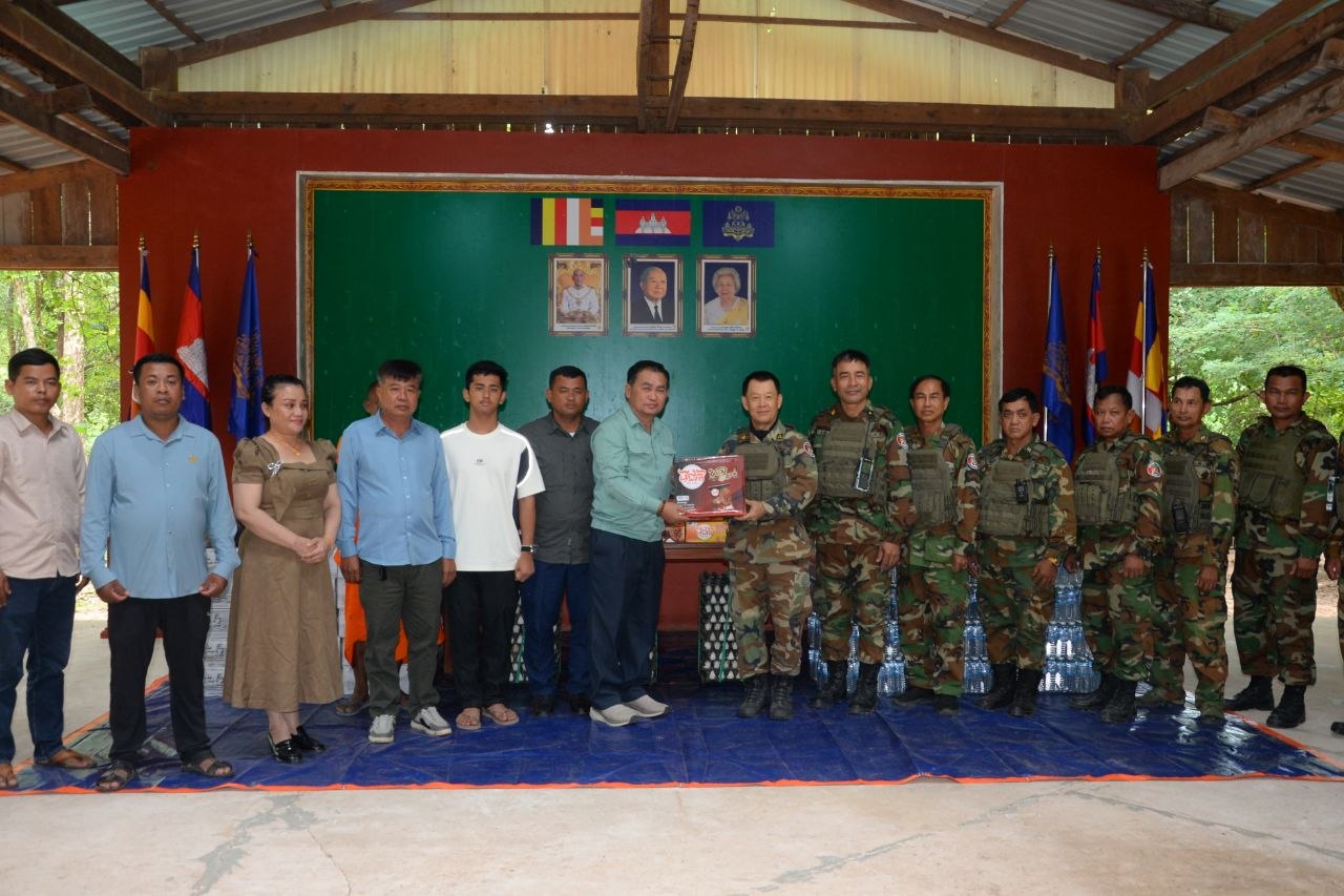 ឯកឧត្តមបណ្ឌិត ហ៊ុន សុខា តំណាងឯកឧត្តម ភឺន ផល្លា ដឹកនាំក្រុមការងារ នាំយកអំណោយជាគ្រឿងឧបភោគបរិភោគជូនដល់វរកងទ័ព និងសន្យាផ្គត់ផ្គង់បន្លែជាប្រចាំដល់អង្គភាព